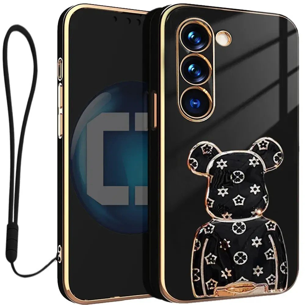 Czarne etui na telefon z ozdobnym wzorem misia i trzema otworami na aparat. Do etui dołączona jest czarna smycz.