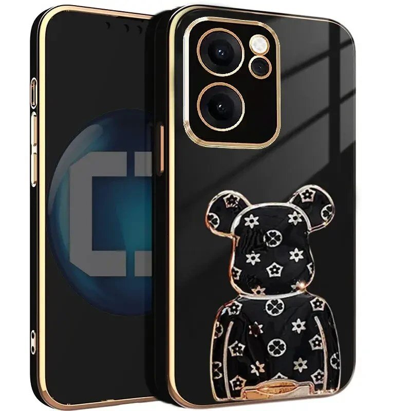 Czarne etui na telefon z ozdobnym wzorem misia i złotymi akcentami wokół aparatu. W tle widoczny jest fragment logo z literą \'C\'.
