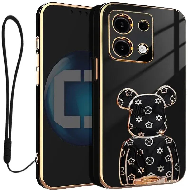 Czarne etui na telefon z ozdobnym wzorem misia i złotymi akcentami, obok znajduje się czarna smycz. Etui posiada wycięcia na trzy obiektywy aparatu i lampę błyskową.