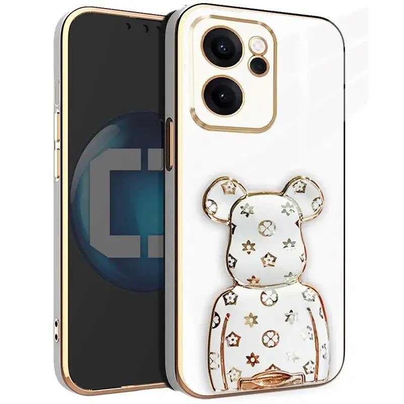 Etui na telefon z przezroczystym tyłem ozdobionym wzorem misia i złotymi elementami wokół aparatu. Na ekranie telefonu widoczny jest niebieski okrąg z literą \'C\'.