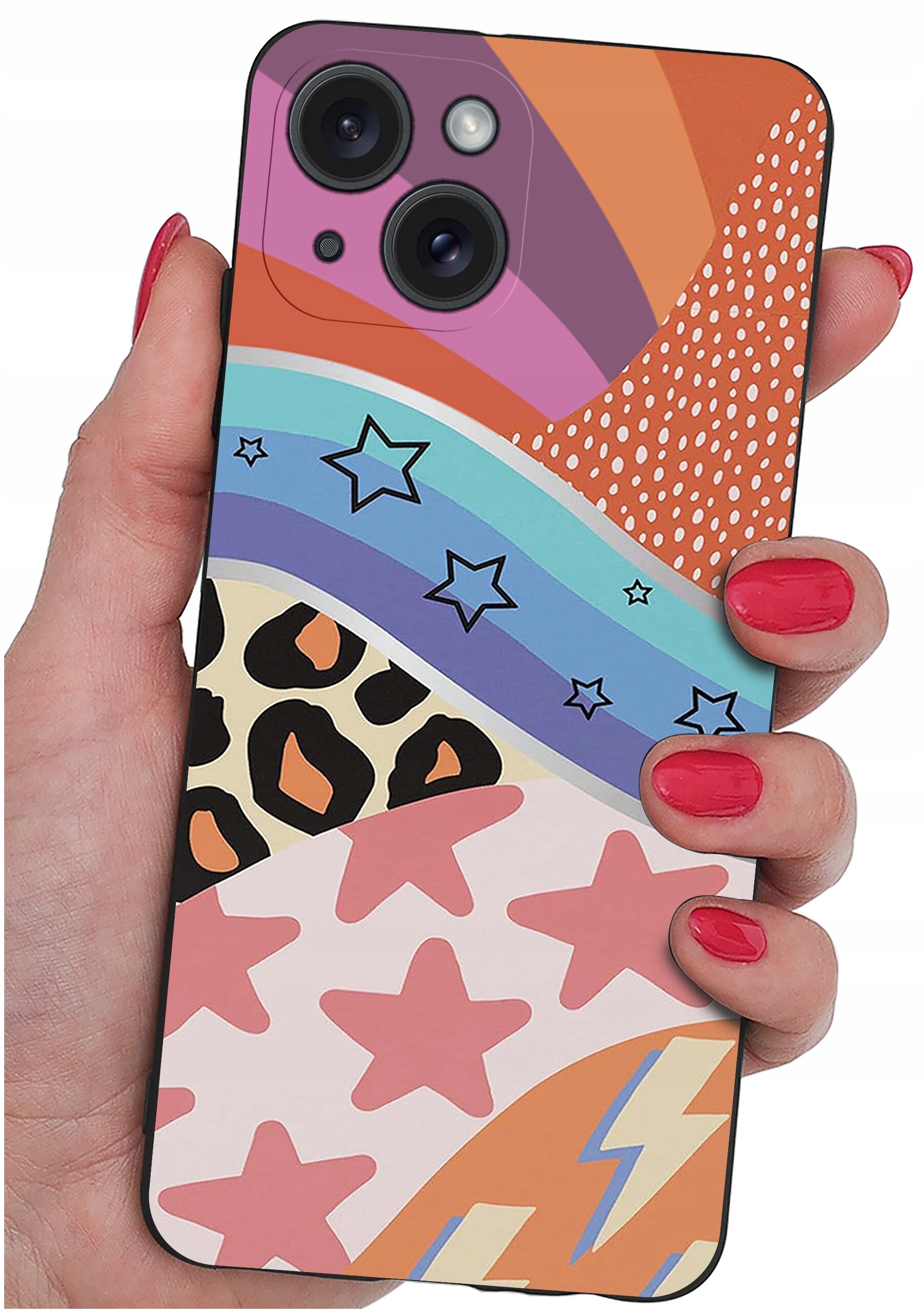 Osoba trzyma etui na telefon z kolorowym wzorem, w tym gwiazdy, paski i motywy zwierzęce. Etui ma wycięcia na dwa obiektywy aparatu i lampę błyskową.