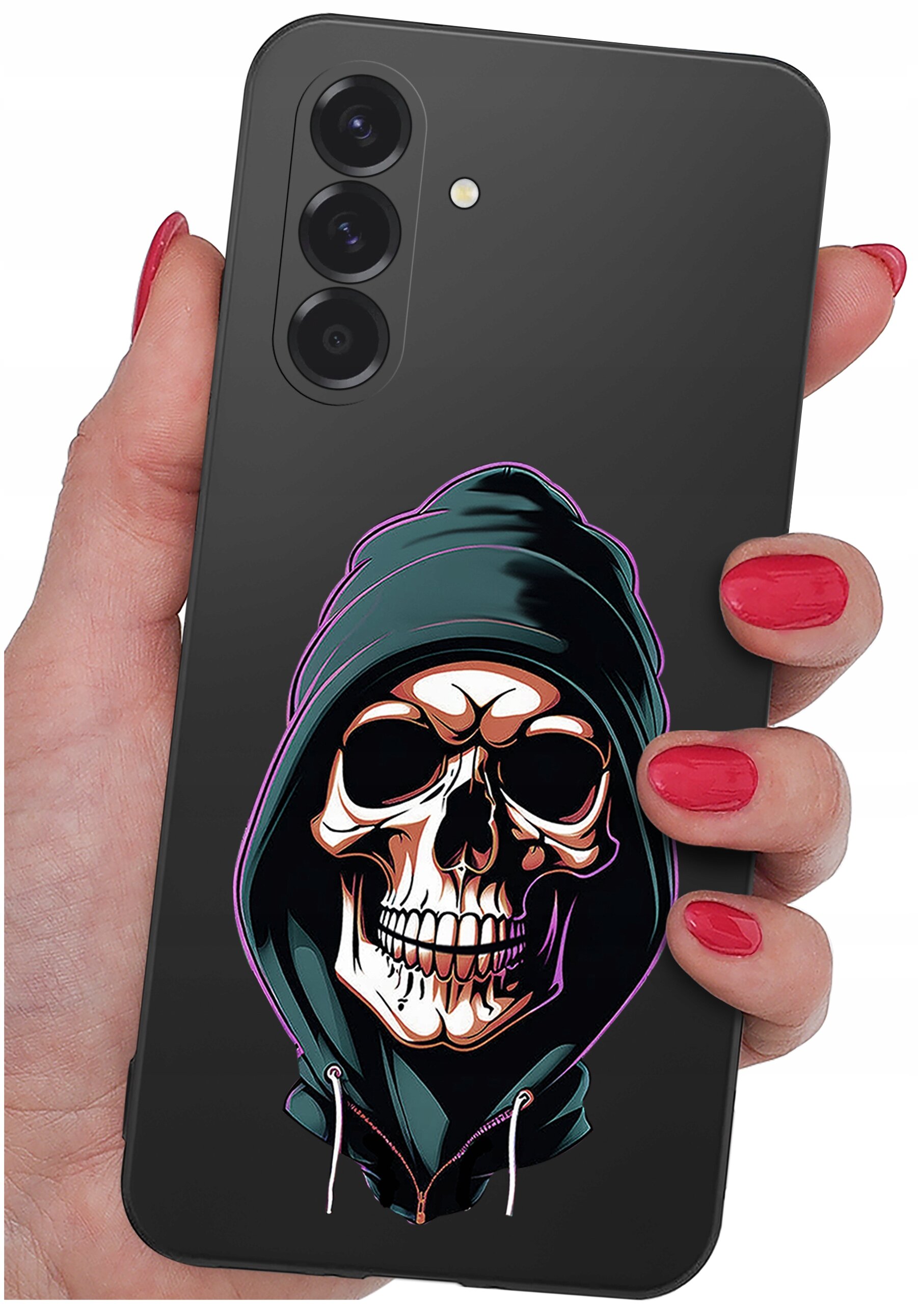 Osoba trzyma telefon z etui przedstawiającym czaszkę w kapturze. Etui jest ciemne, a czaszka ma wyraziste kontury i detale.