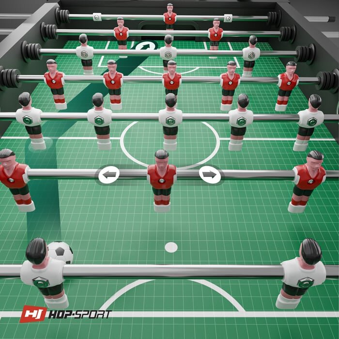 Stół do piłkarzyków z figurkami w czerwonych i białych koszulkach na zielonym boisku. Logo \'HOP-SPORT\' widoczne w rogu.
