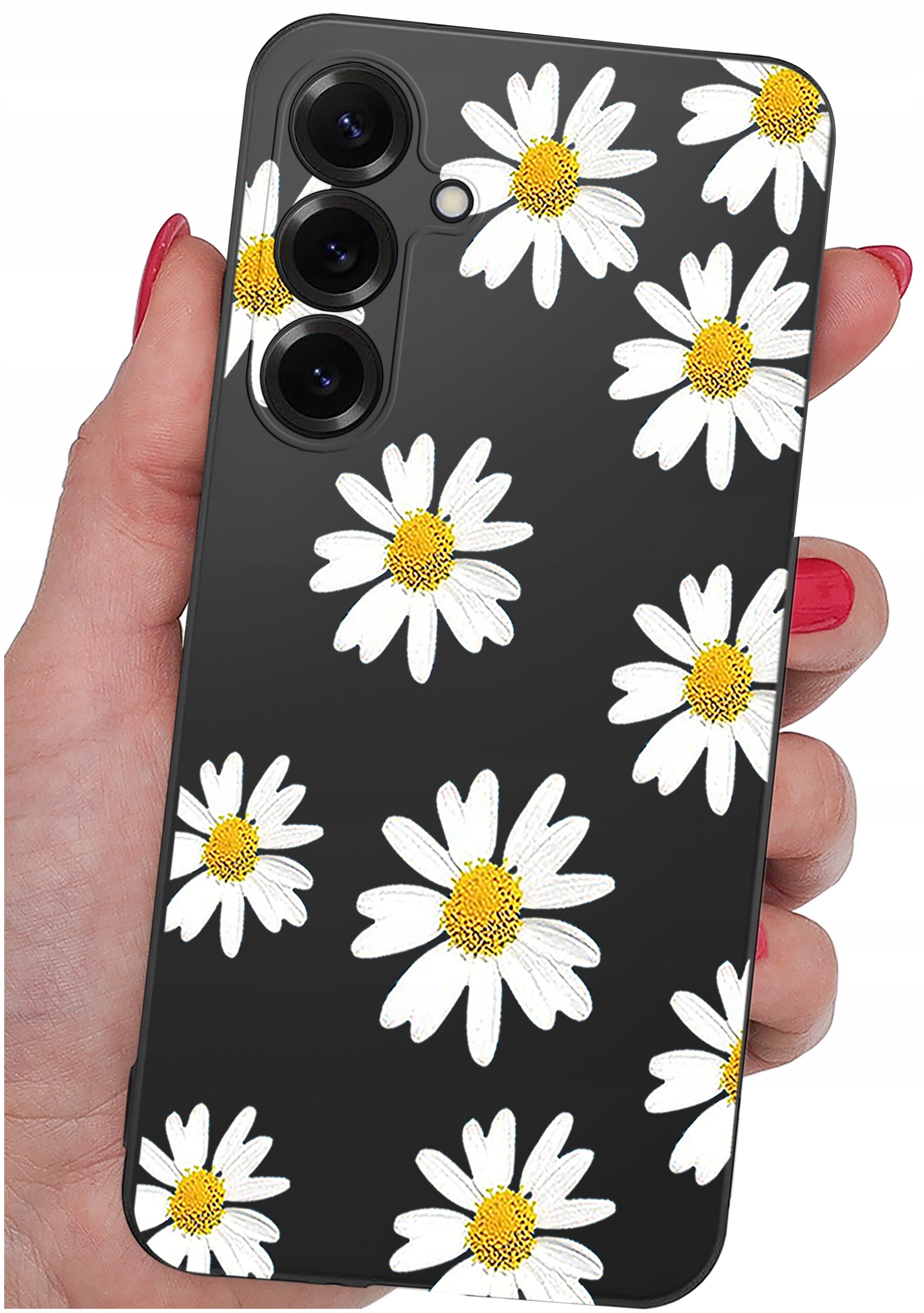 Czarny silikonowy case na telefon z wzorem białych stokrotek z żółtymi środkami. Etui trzymane jest w dłoni z pomalowanymi na czerwono paznokciami.