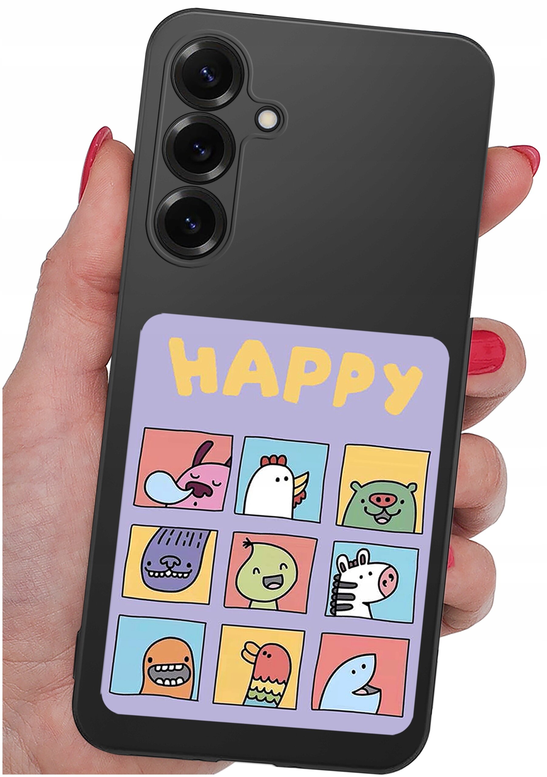 Czarny silikonowy case na telefon z kolorowym wzorem przedstawiającym dziewięć kwadratów z rysunkami zwierząt i napisem \'HAPPY\' na górze. Case jest trzymany w dłoni z pomalowanymi na czerwono paznokciami.