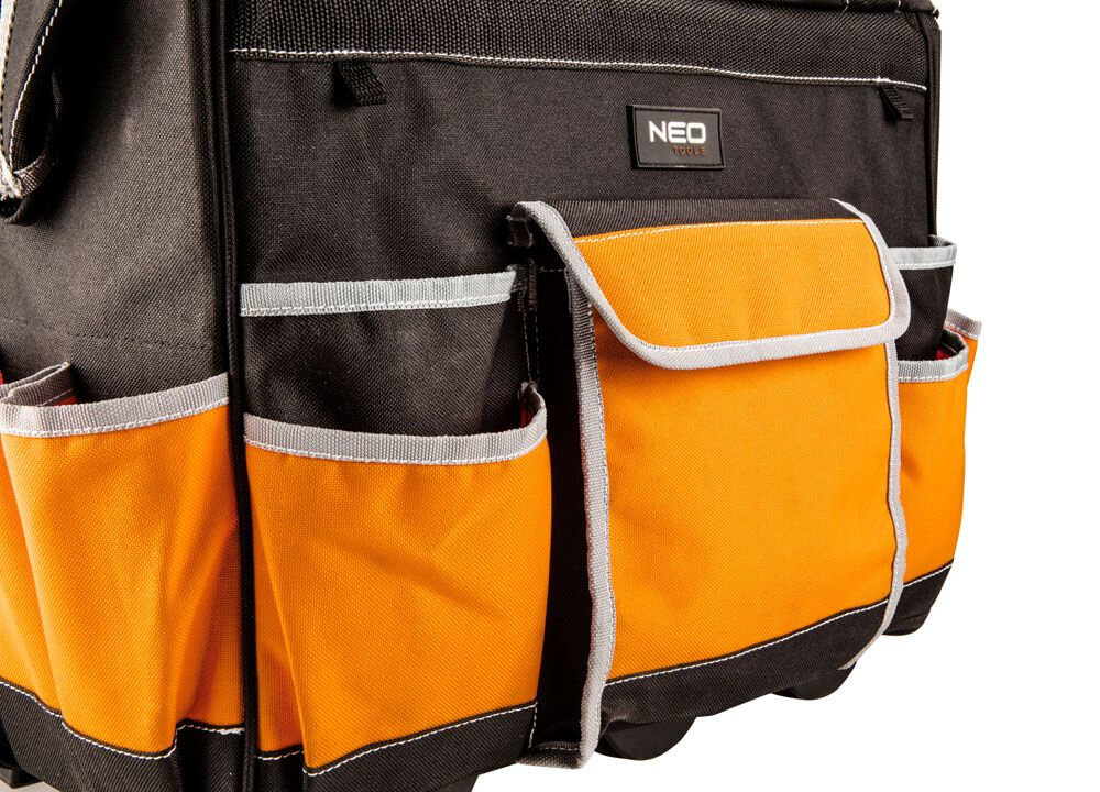 Torba monterska NEO TOOLS 84-302 teleskopowy uchwyt i mocne koła dla łatwego transportu narzędzi - zbliżenie na kieszenie zewnętrzne