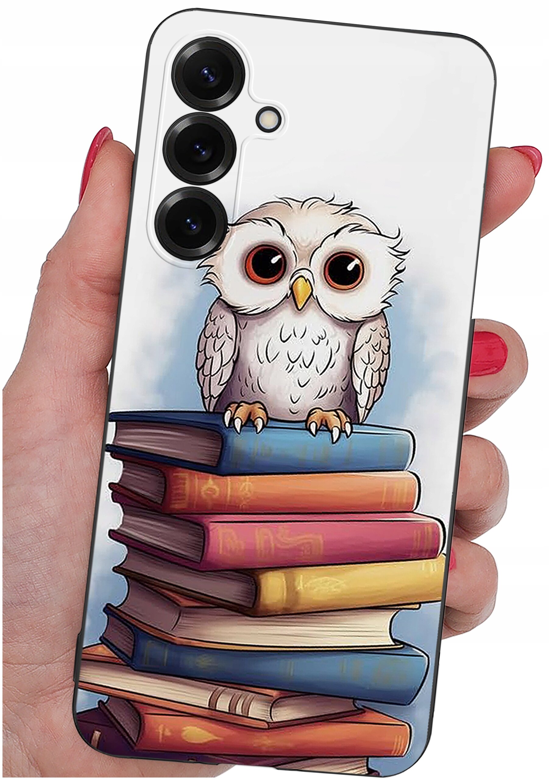 Etui na telefon z grafiką przedstawiającą sowę siedzącą na stosie kolorowych książek. Etui jest trzymane w dłoni z pomalowanymi na czerwono paznokciami.