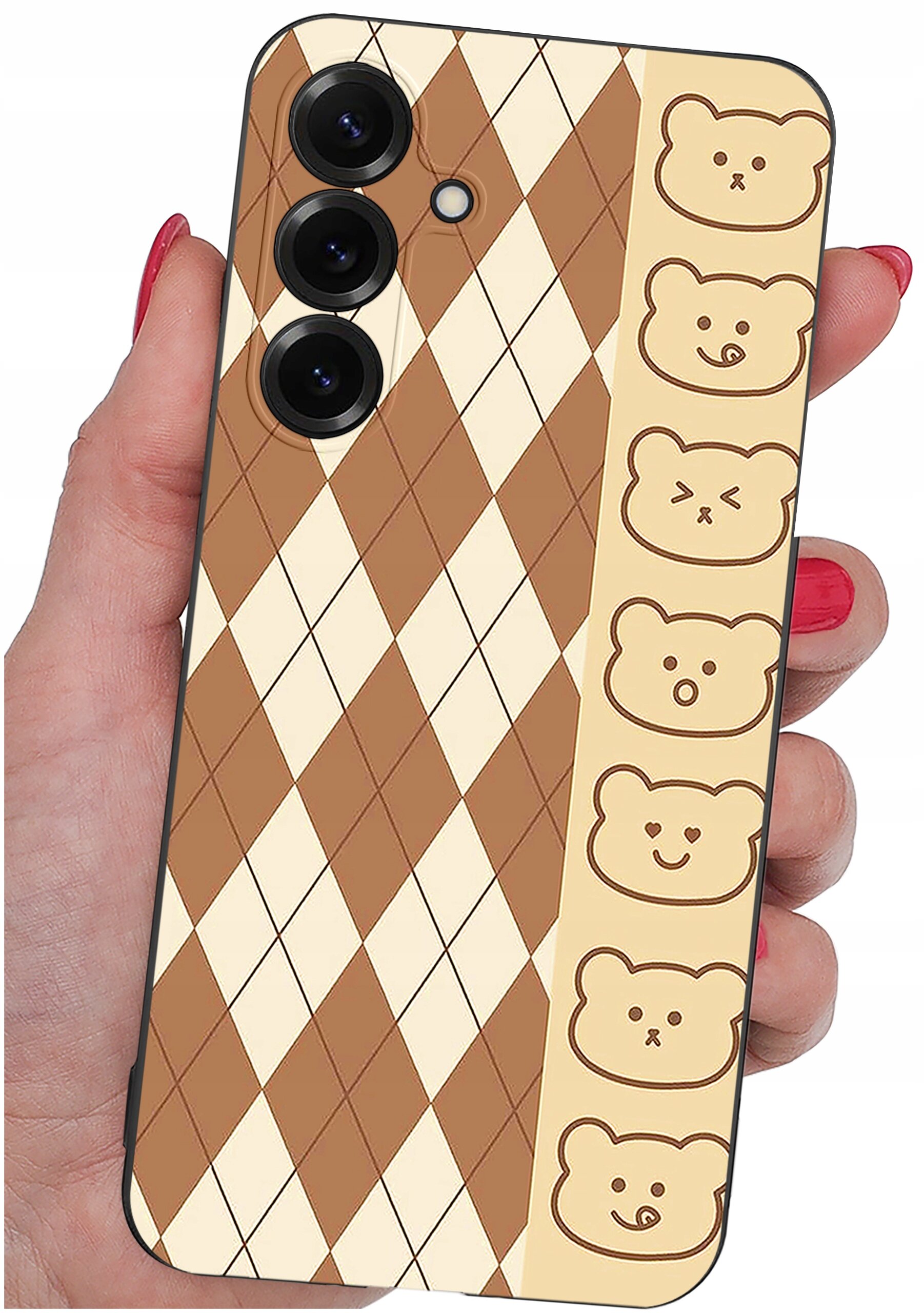 Etui na telefon z wzorem w romby w kolorach brązowym i kremowym oraz rzędem rysunków misiów po boku. Etui jest trzymane w dłoni z pomalowanymi na czerwono paznokciami.
