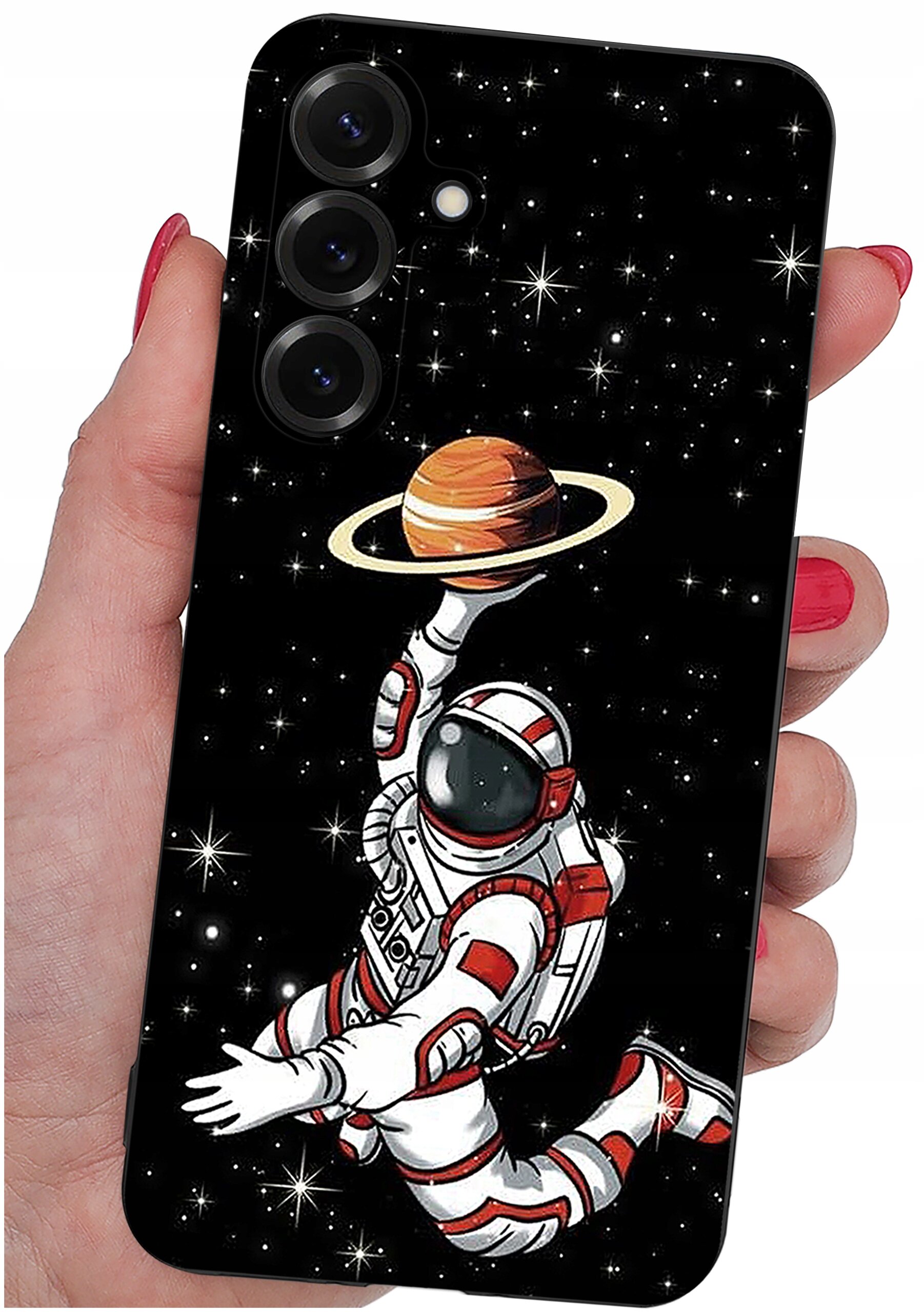 Etui na telefon z grafiką przedstawiającą astronautę w kosmosie, trzymającego planetę z pierścieniami. Tło jest czarne z licznymi gwiazdami.
