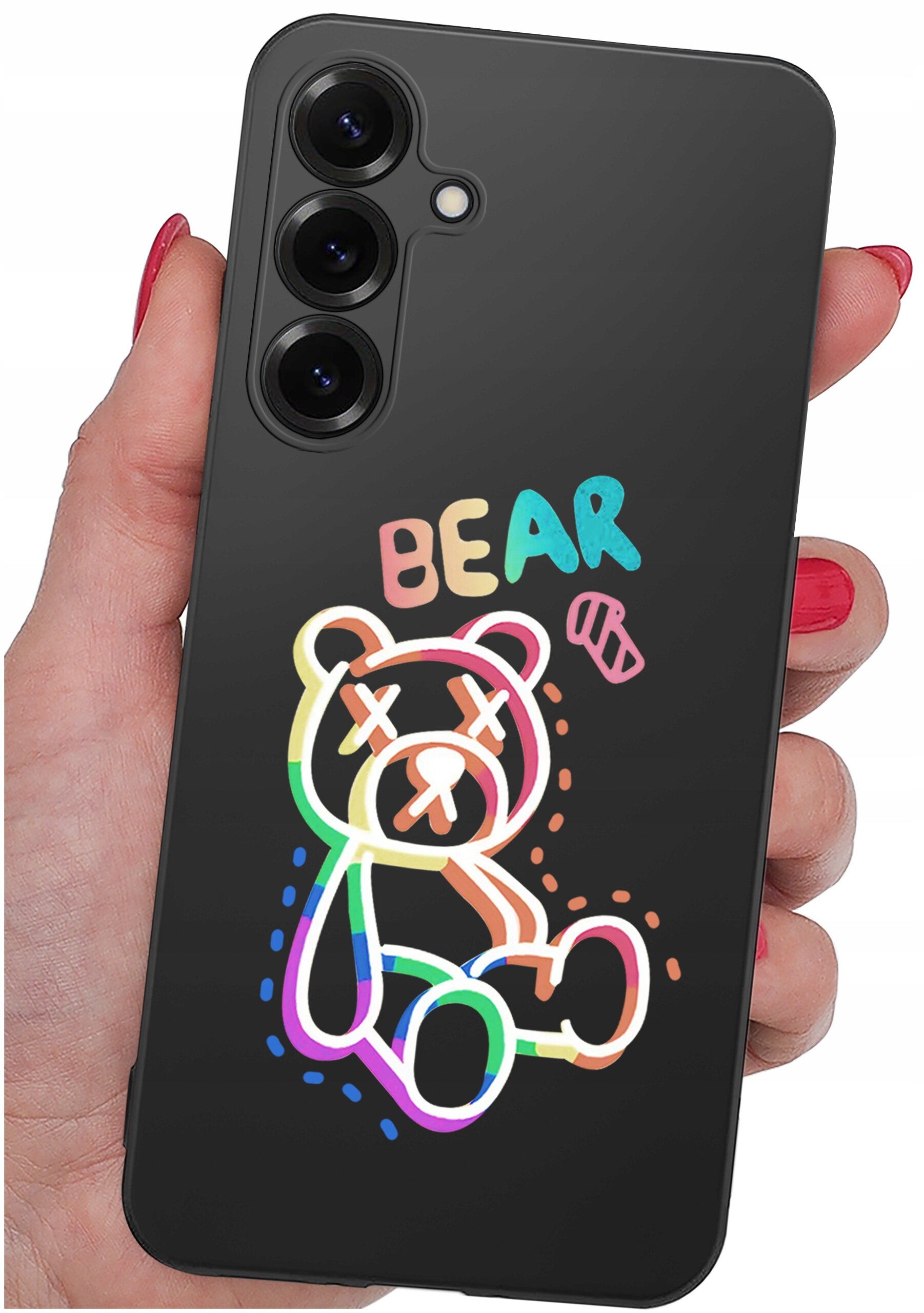 Czarne etui na telefon z kolorowym rysunkiem misia i napisem \'BEAR\'. Etui trzymane jest w dłoni, widoczne są trzy obiektywy aparatu.
