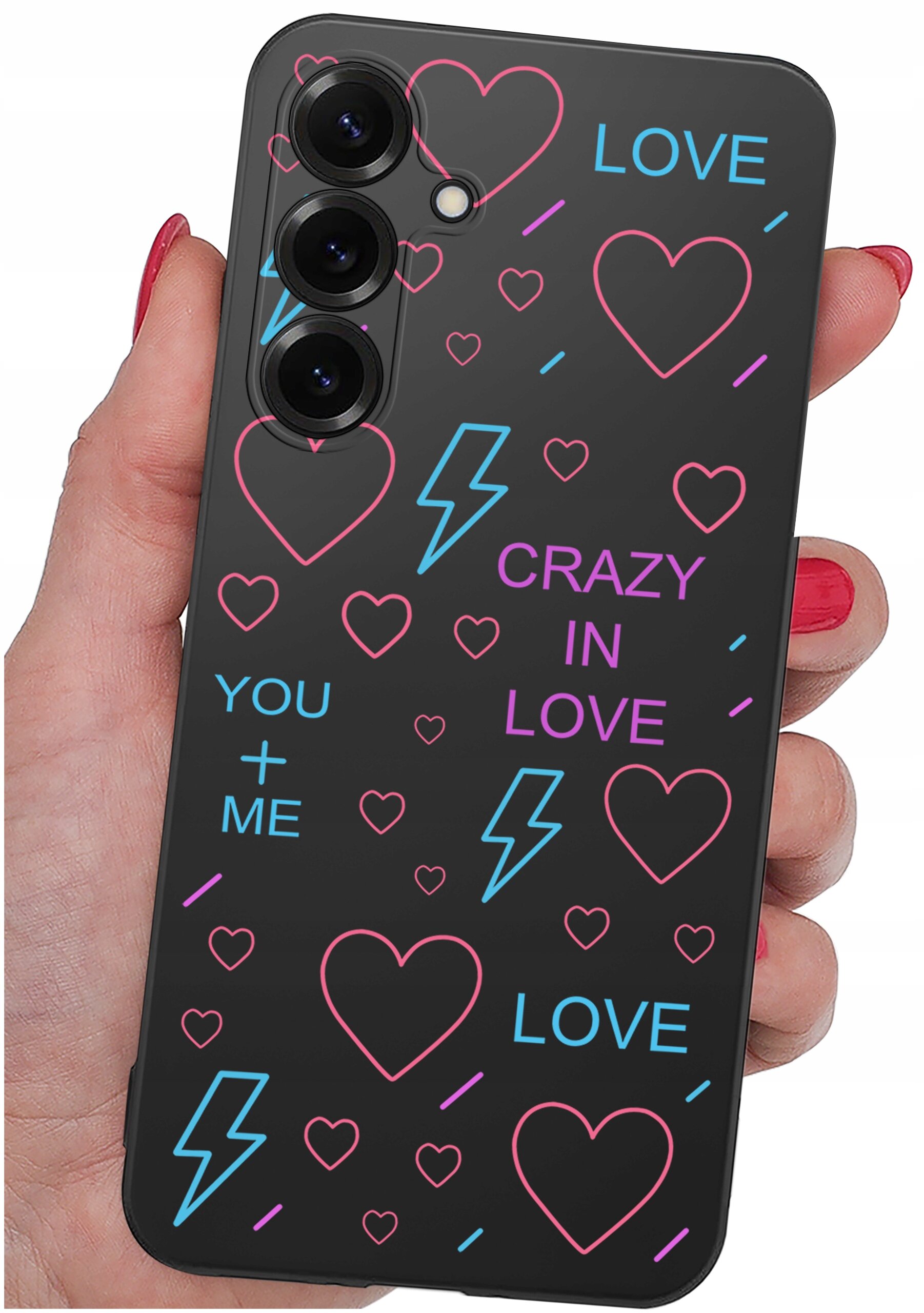 Czarne etui na telefon z kolorowymi wzorami serc, błyskawic i napisami: \'LOVE\', \'CRAZY IN LOVE\', \'YOU + ME\'.