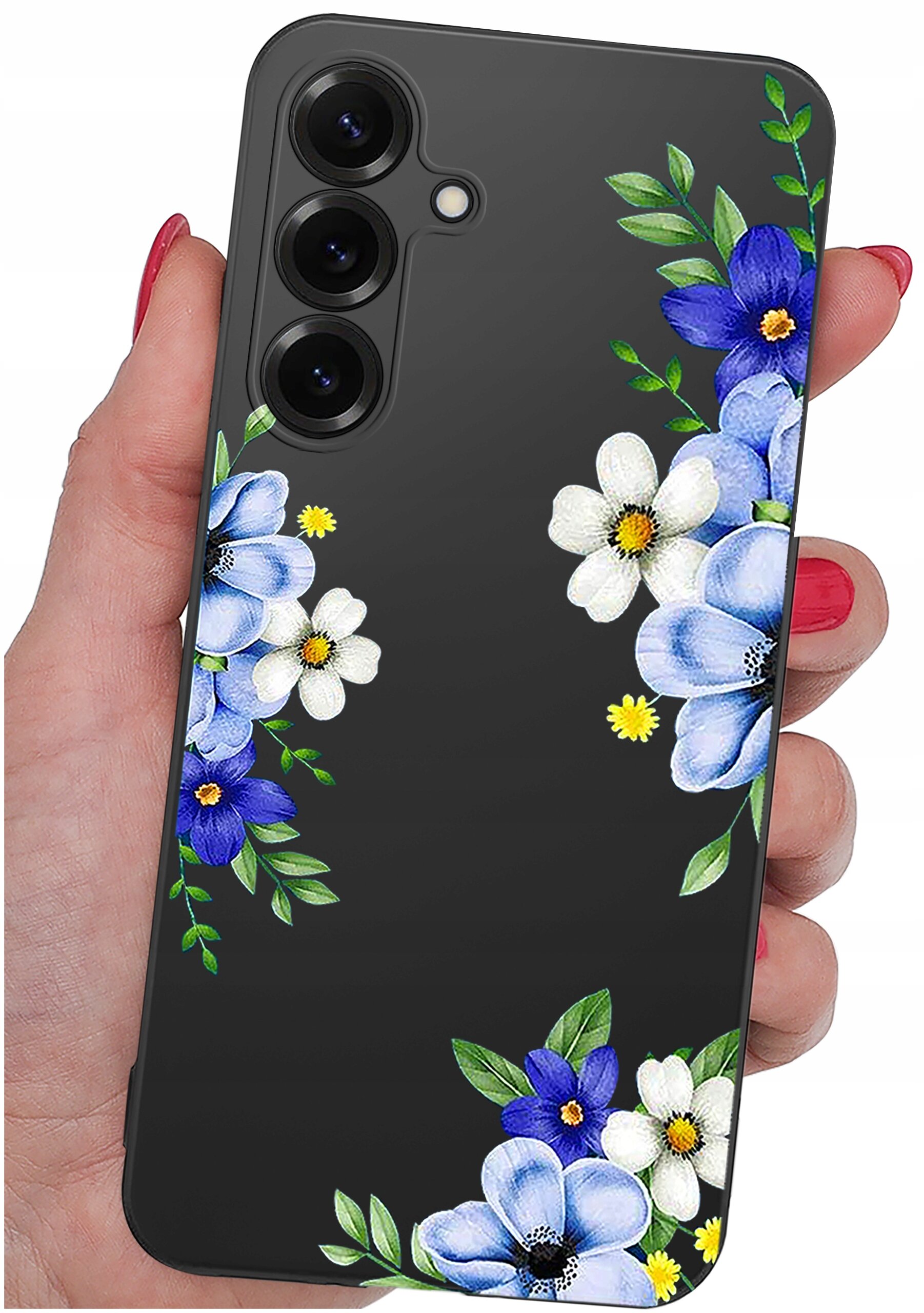 Czarny silikonowy case na telefon z wzorem kwiatów w kolorach niebieskim, białym i żółtym. Etui trzymane jest w dłoni z pomalowanymi na czerwono paznokciami.