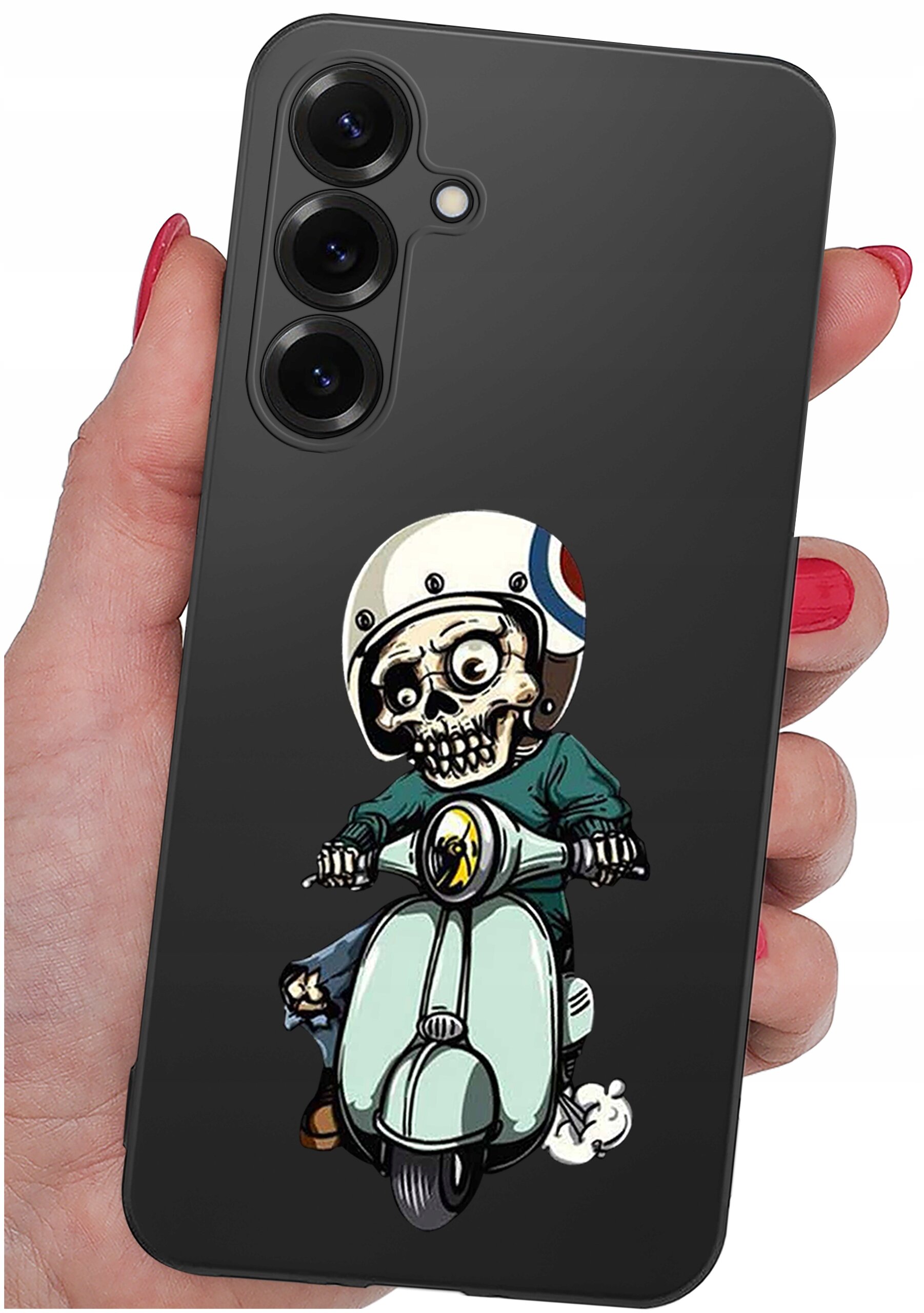 Czarne etui na telefon z grafiką przedstawiającą szkielet w kasku jadący na skuterze. Etui trzymane jest w dłoni z pomalowanymi na czerwono paznokciami.
