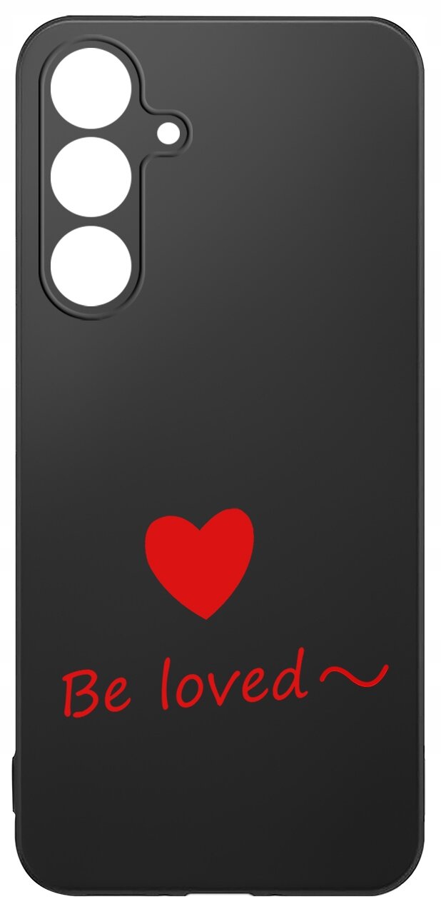 Czarne etui z wycięciami na trzy obiektywy aparatu i lampę błyskową. Na środku znajduje się czerwone serce z napisem \'Be loved~\'.