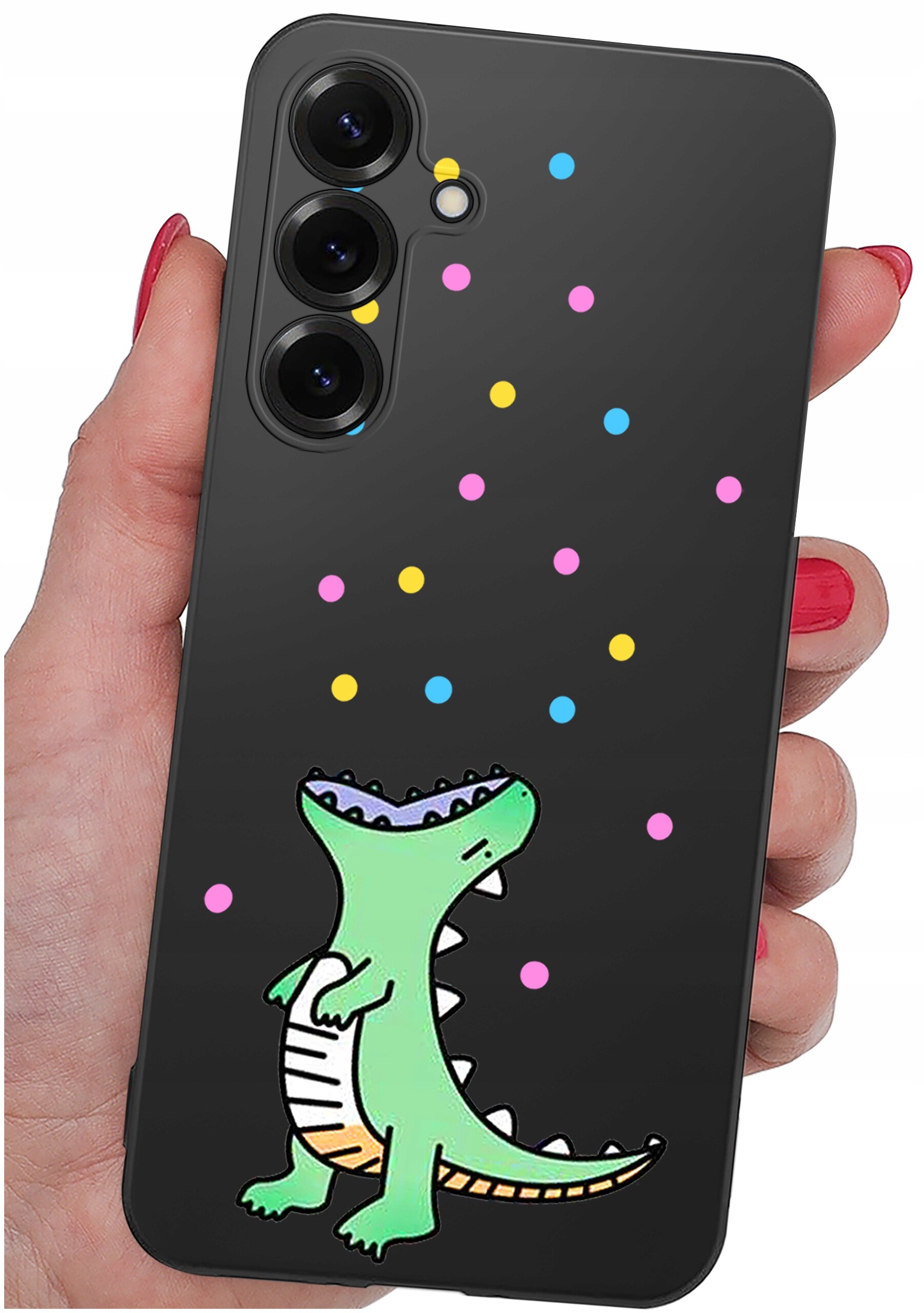 Czarne etui na telefon z kolorowym wzorem przedstawiającym zielonego dinozaura i kolorowe kropki. Etui trzymane jest w dłoni z pomalowanymi na czerwono paznokciami.