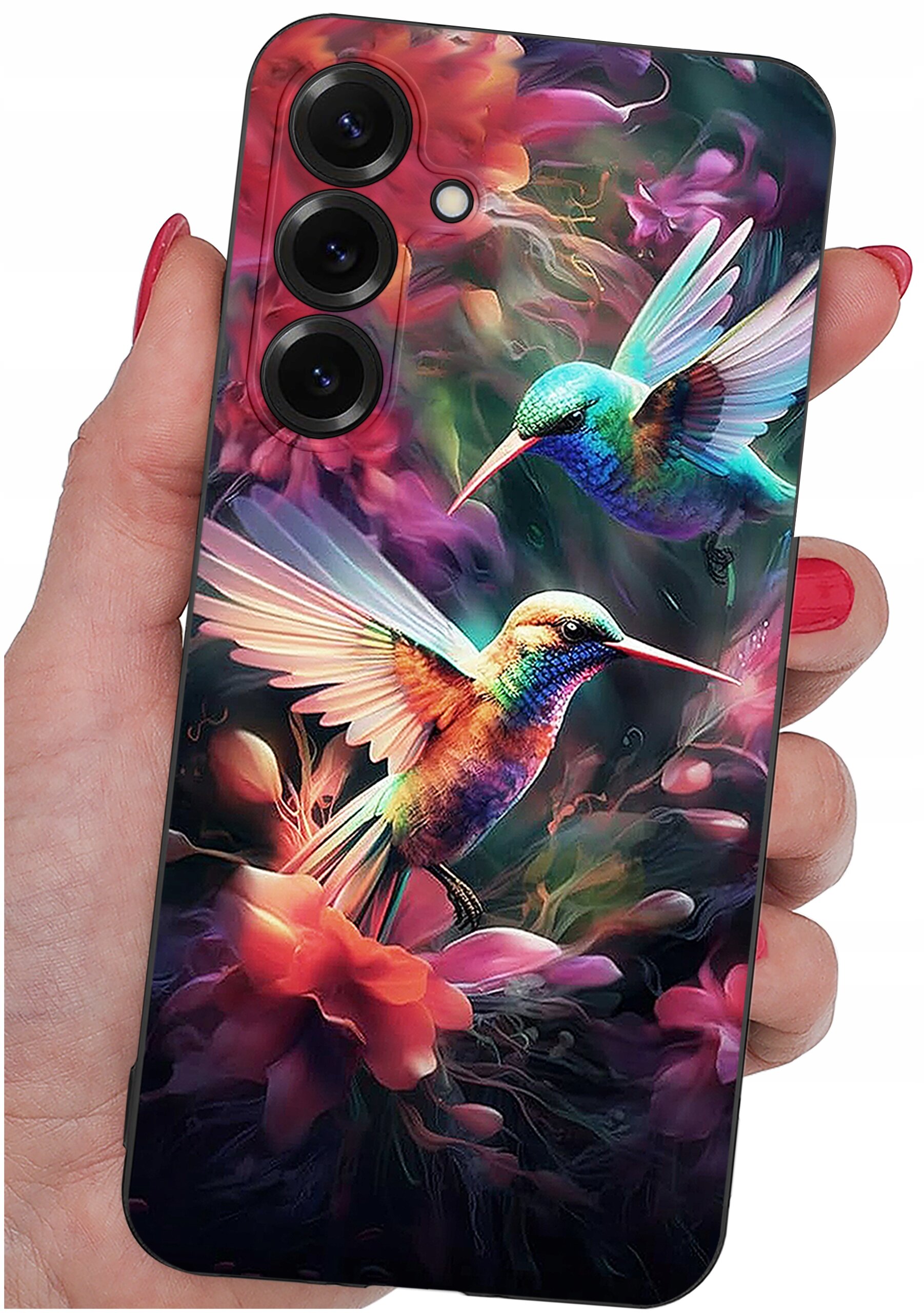 Etui na telefon z kolorowym wzorem przedstawiającym dwa kolibry wśród kwiatów, trzymane w dłoni z pomalowanymi na czerwono paznokciami. Etui posiada trzy otwory na aparaty fotograficzne.