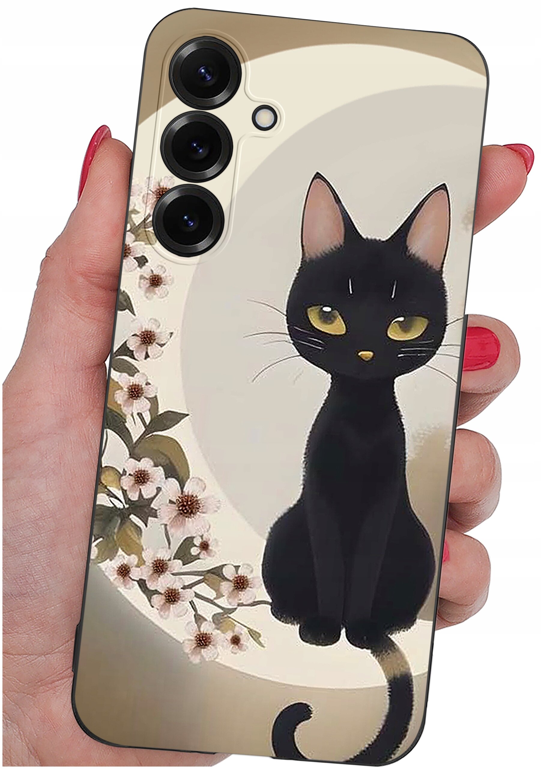 Etui na telefon z grafiką czarnego kota siedzącego na tle jasnego księżyca i kwiatów. Etui trzymane jest w dłoni z pomalowanymi na czerwono paznokciami.