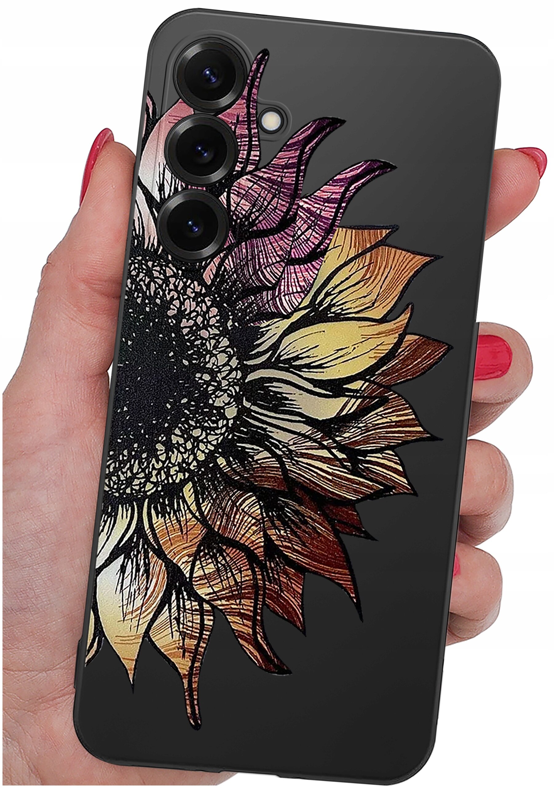 Czarny silikonowy case na telefon z kolorowym wzorem słonecznika, trzymany w dłoni z pomalowanymi na czerwono paznokciami. Widoczne są trzy obiektywy aparatu i lampa błyskowa.
