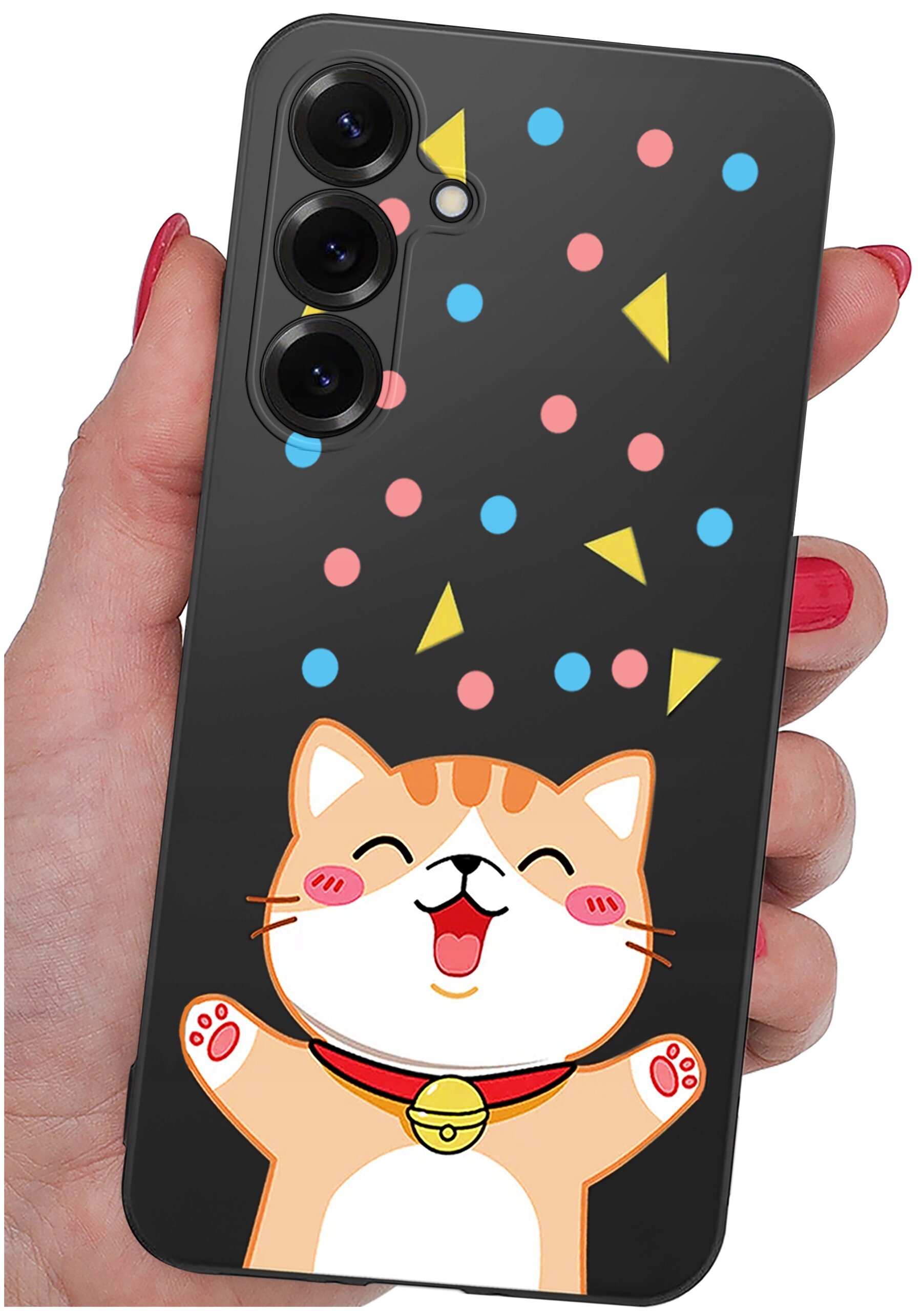 Etui na telefon z grafiką uśmiechniętego kota w dolnej części oraz kolorowymi kropkami i trójkątami na czarnym tle. Etui trzymane jest w dłoni z pomalowanymi na czerwono paznokciami.