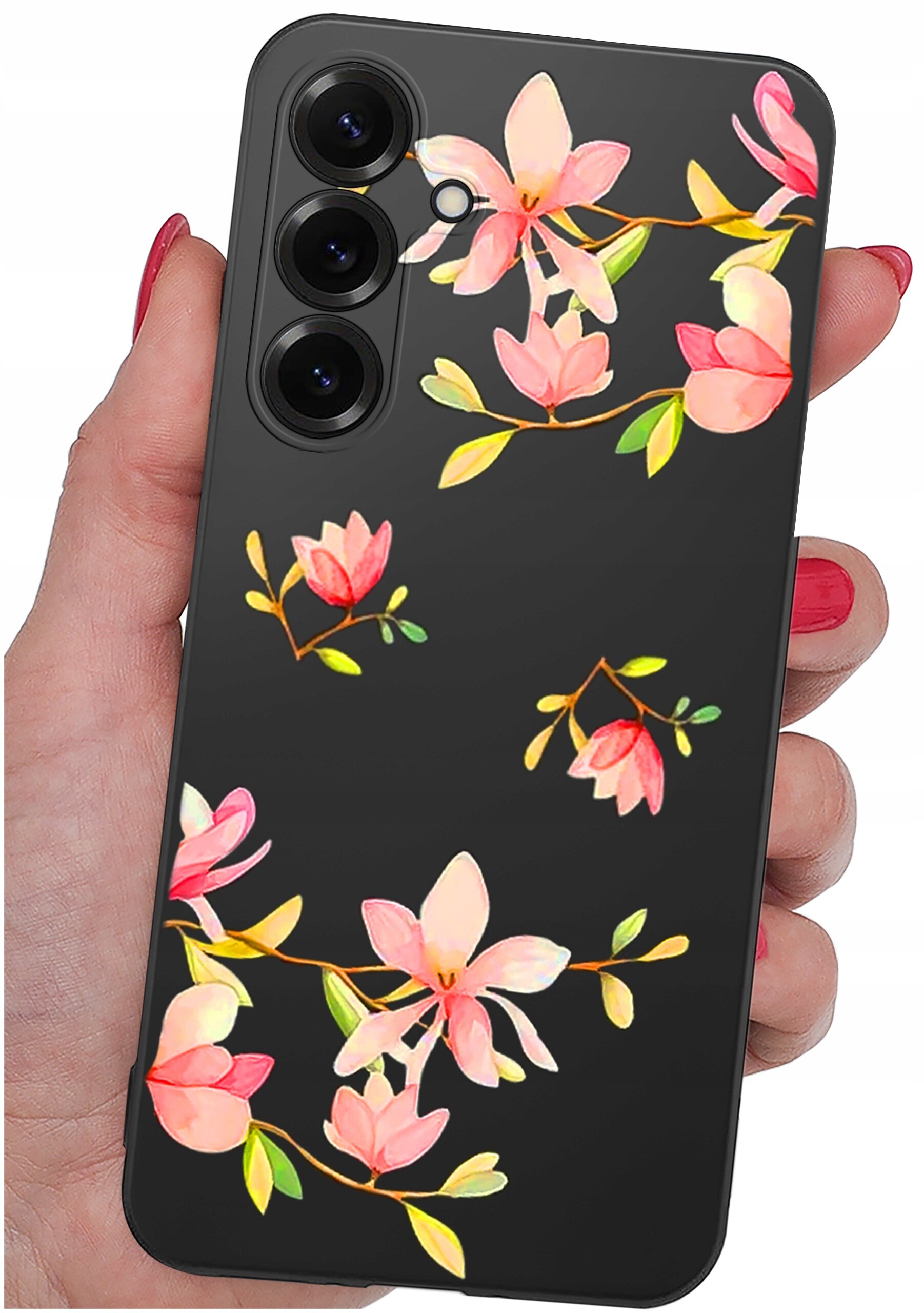 Czarny silikonowy case z kolorowym wzorem kwiatów w odcieniach różu i zieleni, trzymany w dłoni. Widoczne są trzy otwory na aparaty fotograficzne telefonu.