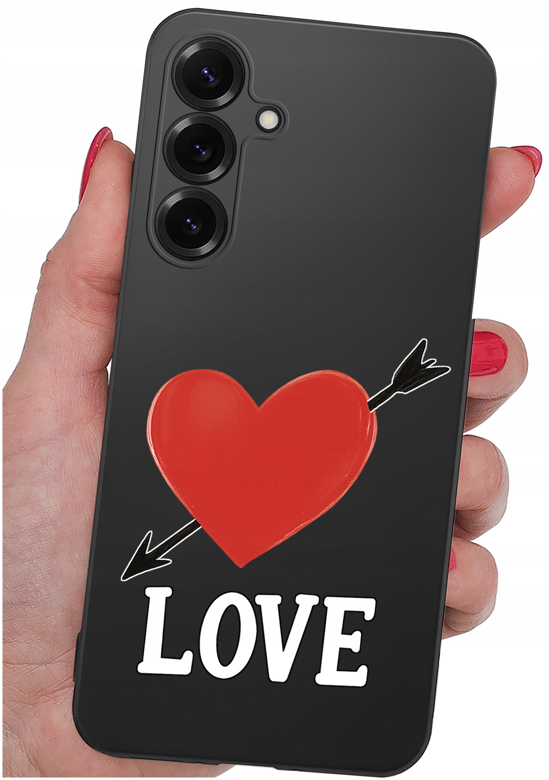 Czarne etui na telefon z czerwonym sercem przebitym strzałą i napisem \'LOVE\'.