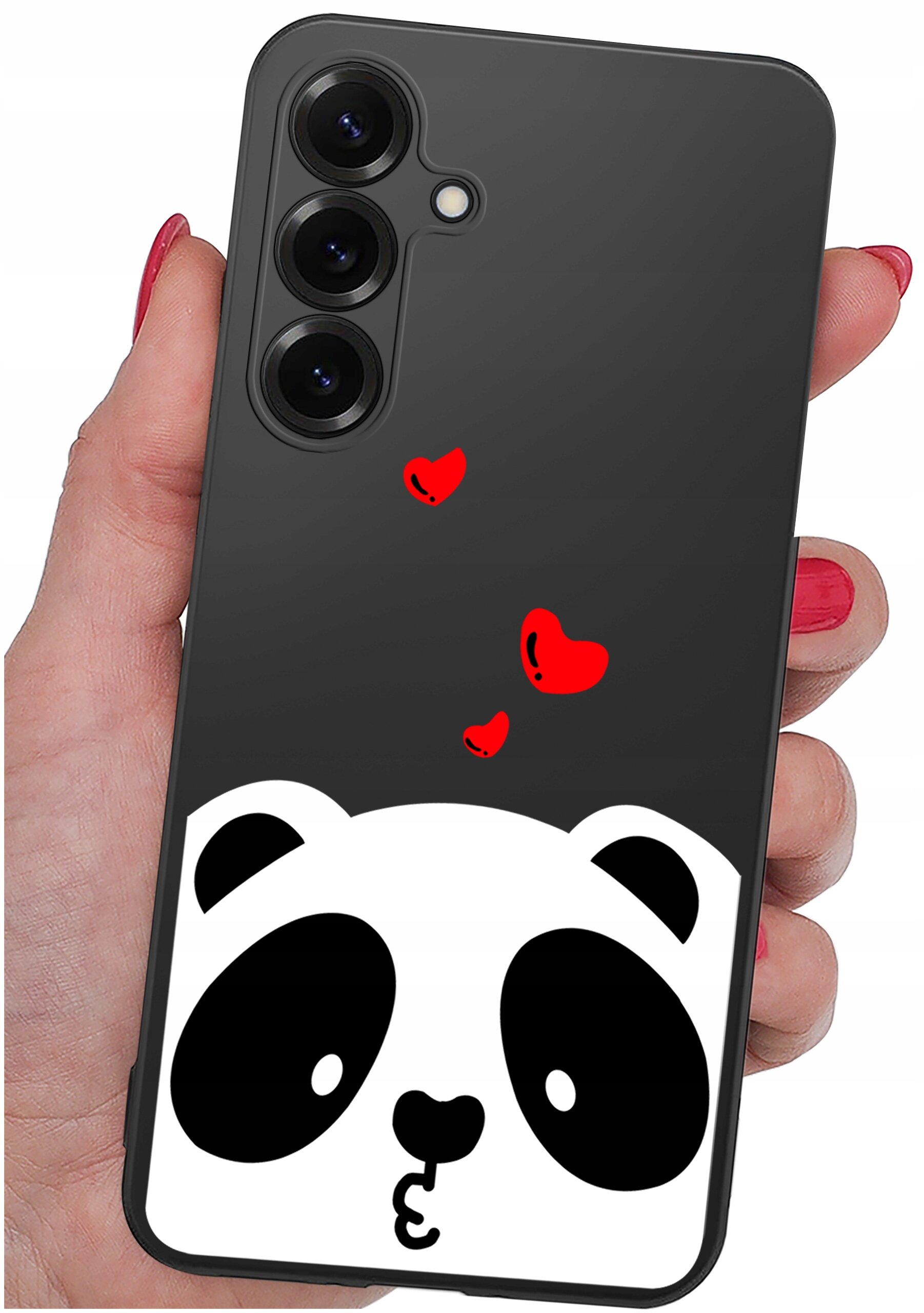 Czarne etui na telefon z grafiką przedstawiającą białą pandę i czerwone serca. Etui trzymane jest w dłoni z pomalowanymi na czerwono paznokciami.