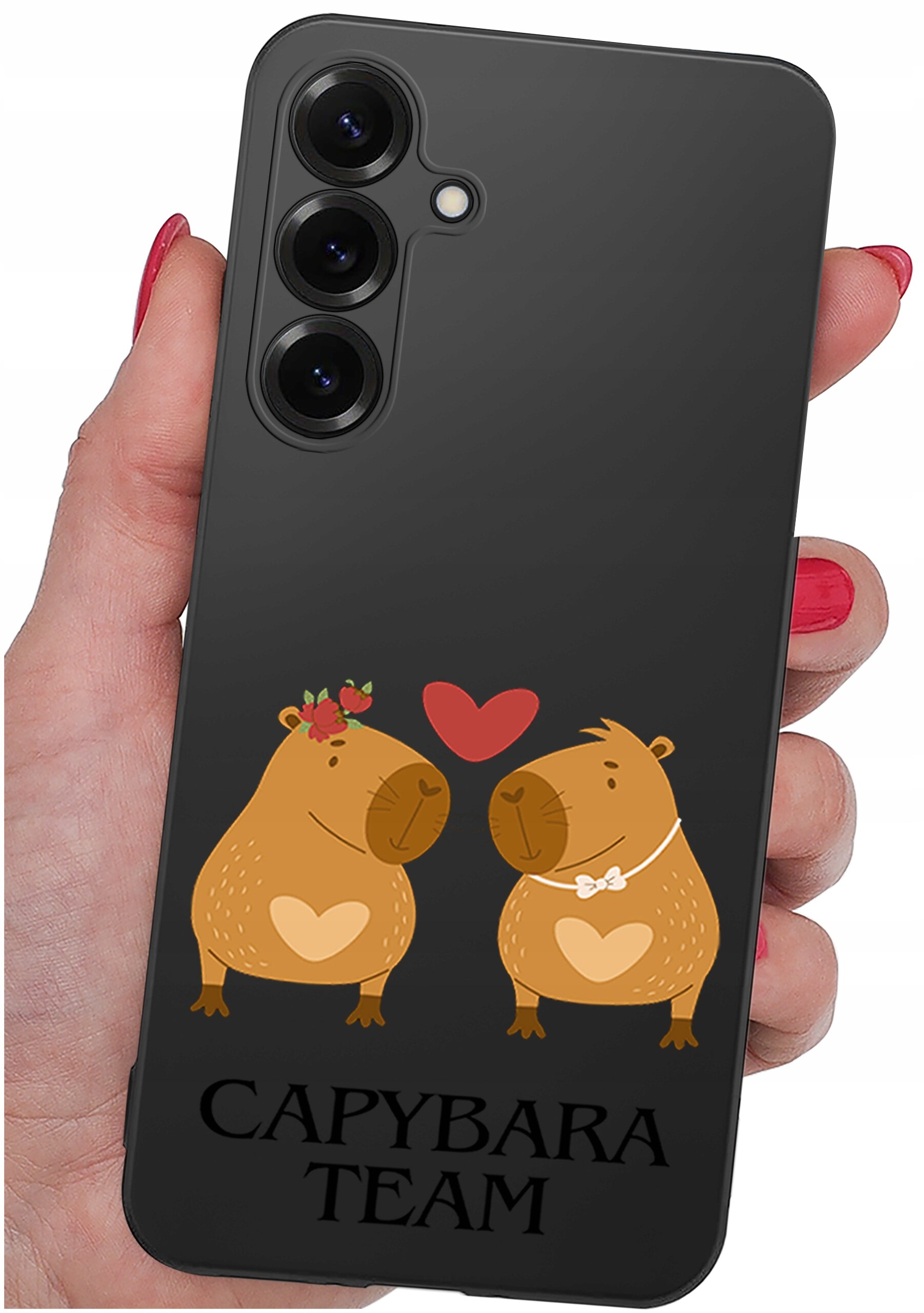 Czarne etui na telefon z trzema aparatami, ozdobione grafiką dwóch kapibar z sercem pomiędzy nimi oraz napisem \'CAPYBARA TEAM\'.