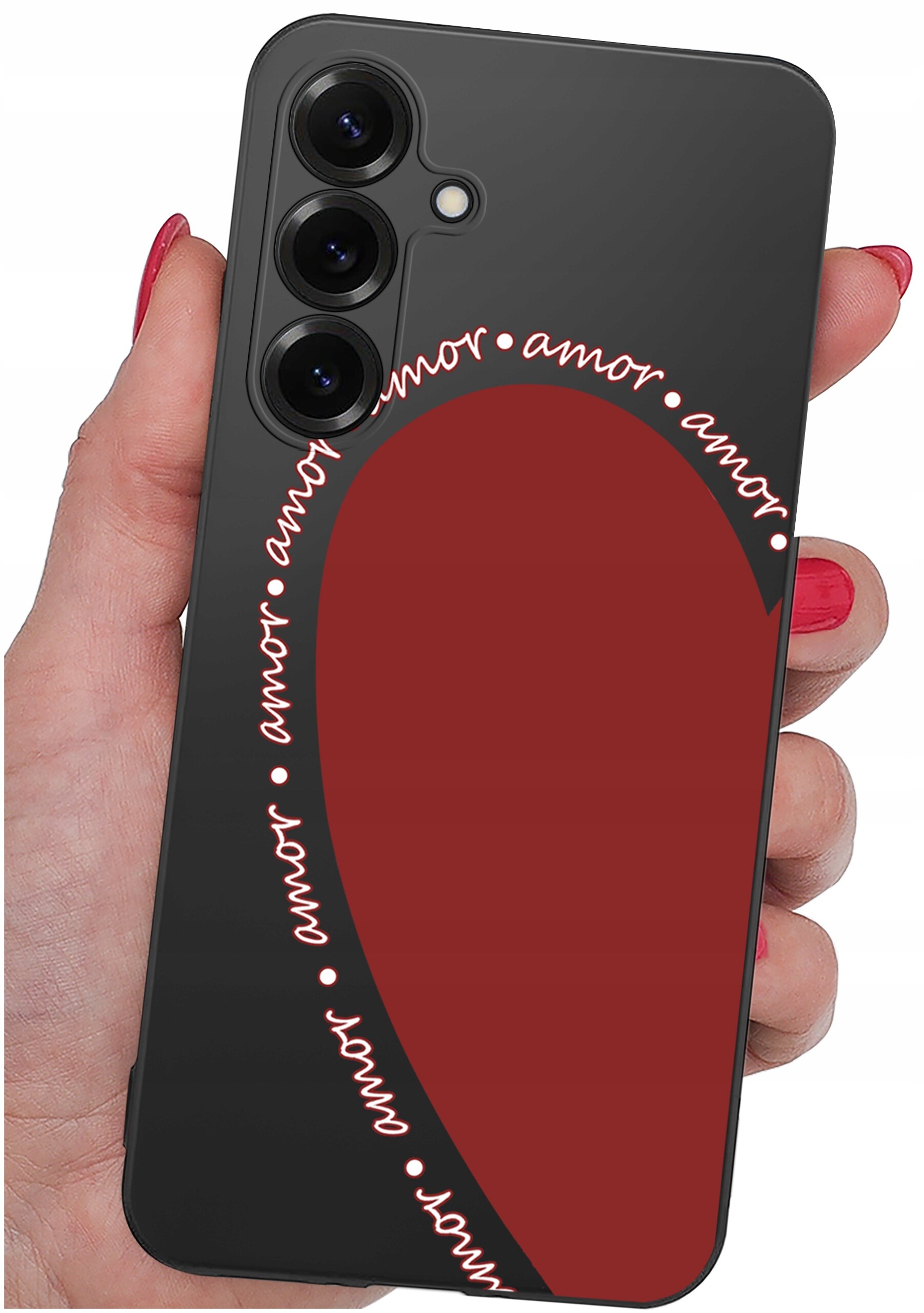 Czarny silikonowy case na telefon z dużym czerwonym sercem i napisem \'amor\' powtarzającym się wokół serca. Etui trzymane jest w dłoni z pomalowanymi na czerwono paznokciami.