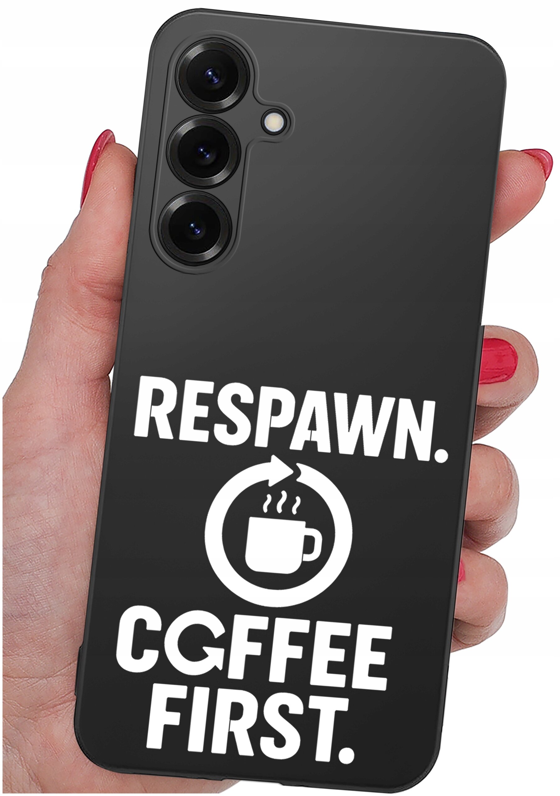 Czarne etui na telefon z trzema otworami na aparaty, trzymane w dłoni. Na etui widnieje biały napis: \'RESPAWN. CGFFEE FIRST.\' oraz symbol filiżanki z parą.