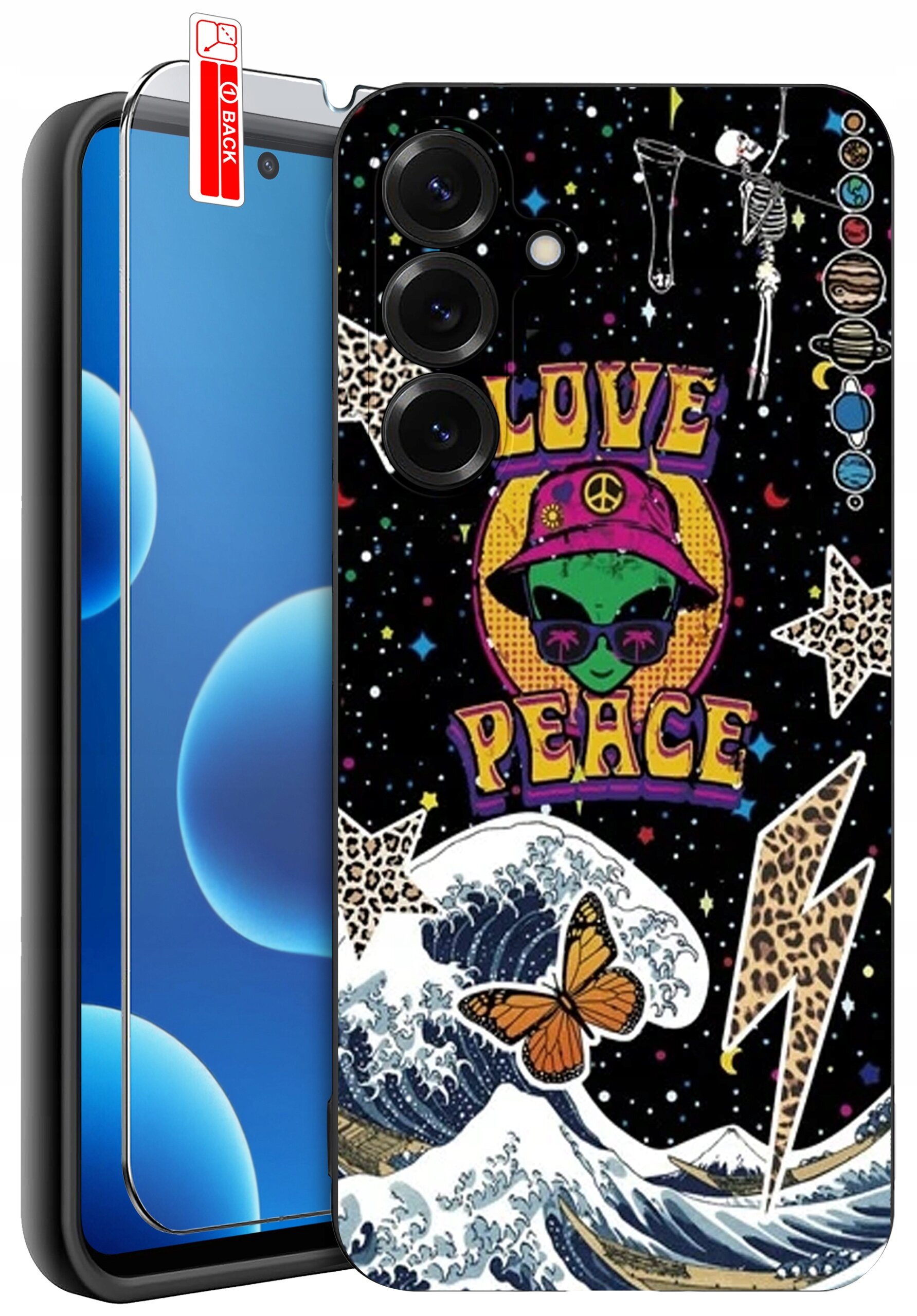Etui na telefon z kolorowym wzorem przedstawiającym kosmitę w kapeluszu, napis \'LOVE PEACE\', fale, motyla i gwiazdy na tle nocnego nieba. Obok etui znajduje się szkło ochronne z oznaczeniem \'BACK\'.