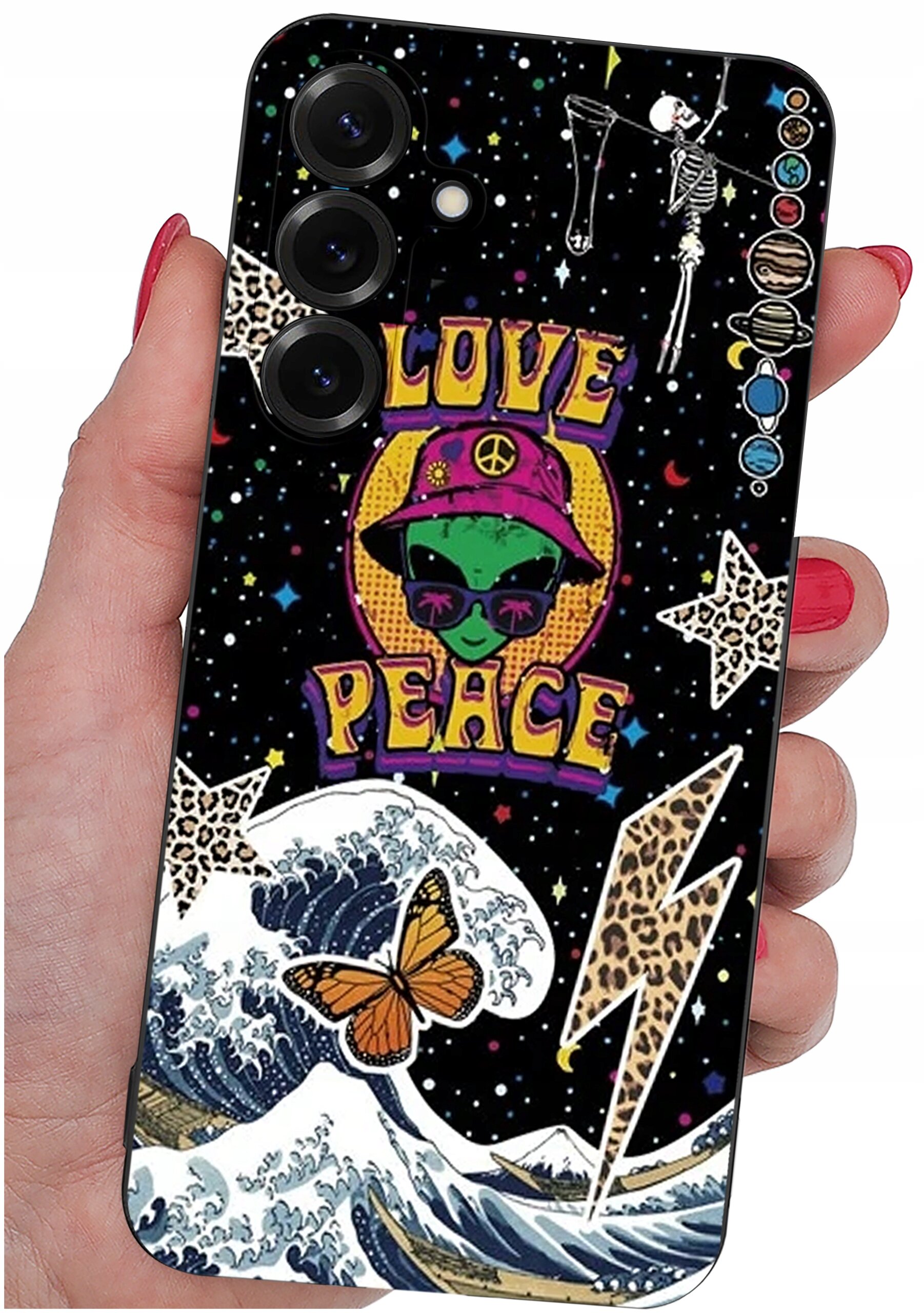 Etui na telefon z kolorowym wzorem przedstawiającym zielonego kosmitę w kapeluszu z napisem \'LOVE PEACE\', otoczonego gwiazdami, falą, motylem i błyskawicą. Tło jest czarne z białymi kropkami przypominającymi gwiazdy.