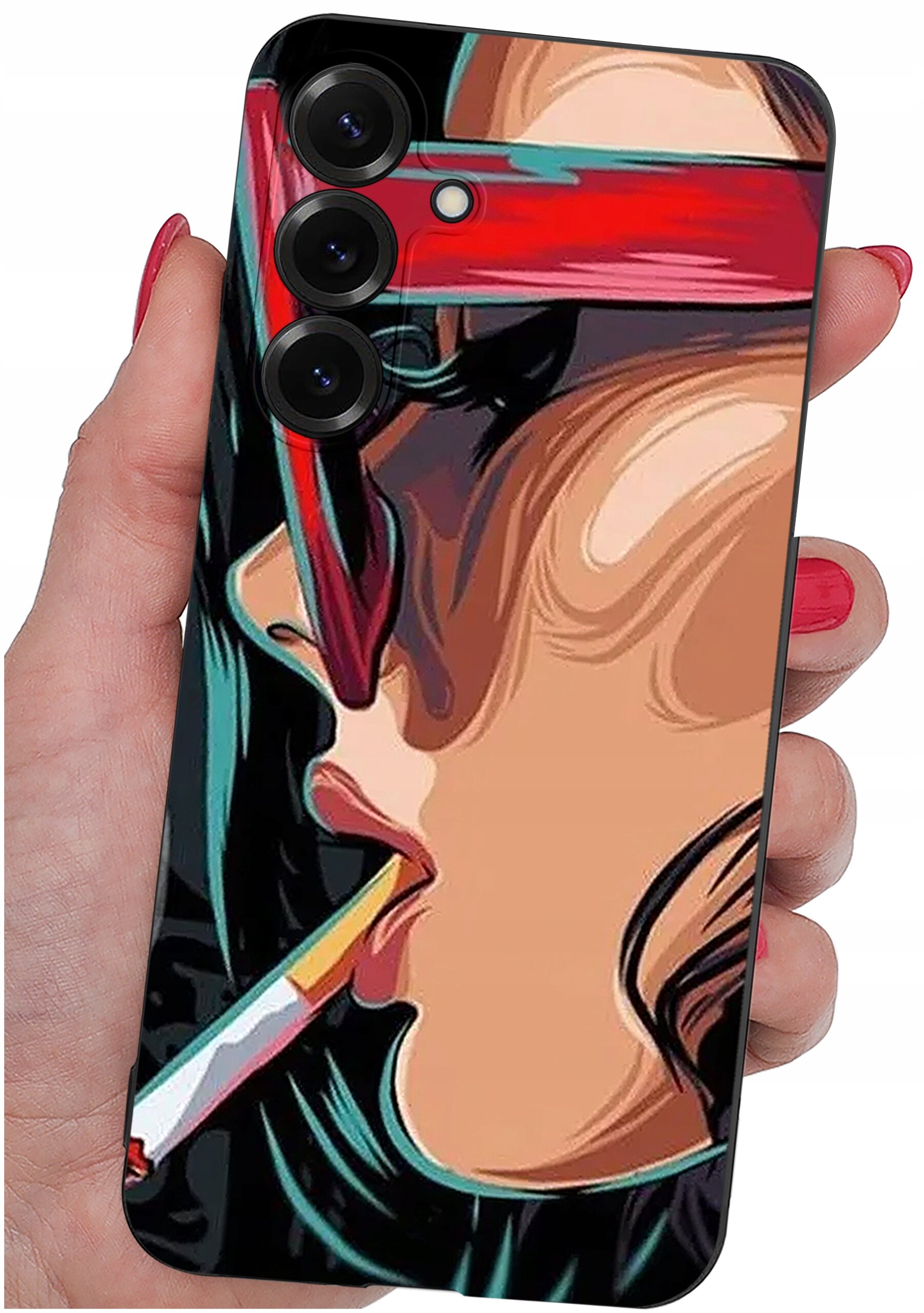 Etui na telefon z kolorowym wzorem przedstawiającym stylizowaną twarz z okularami i papierosem. Etui jest trzymane w dłoni z pomalowanymi na czerwono paznokciami.