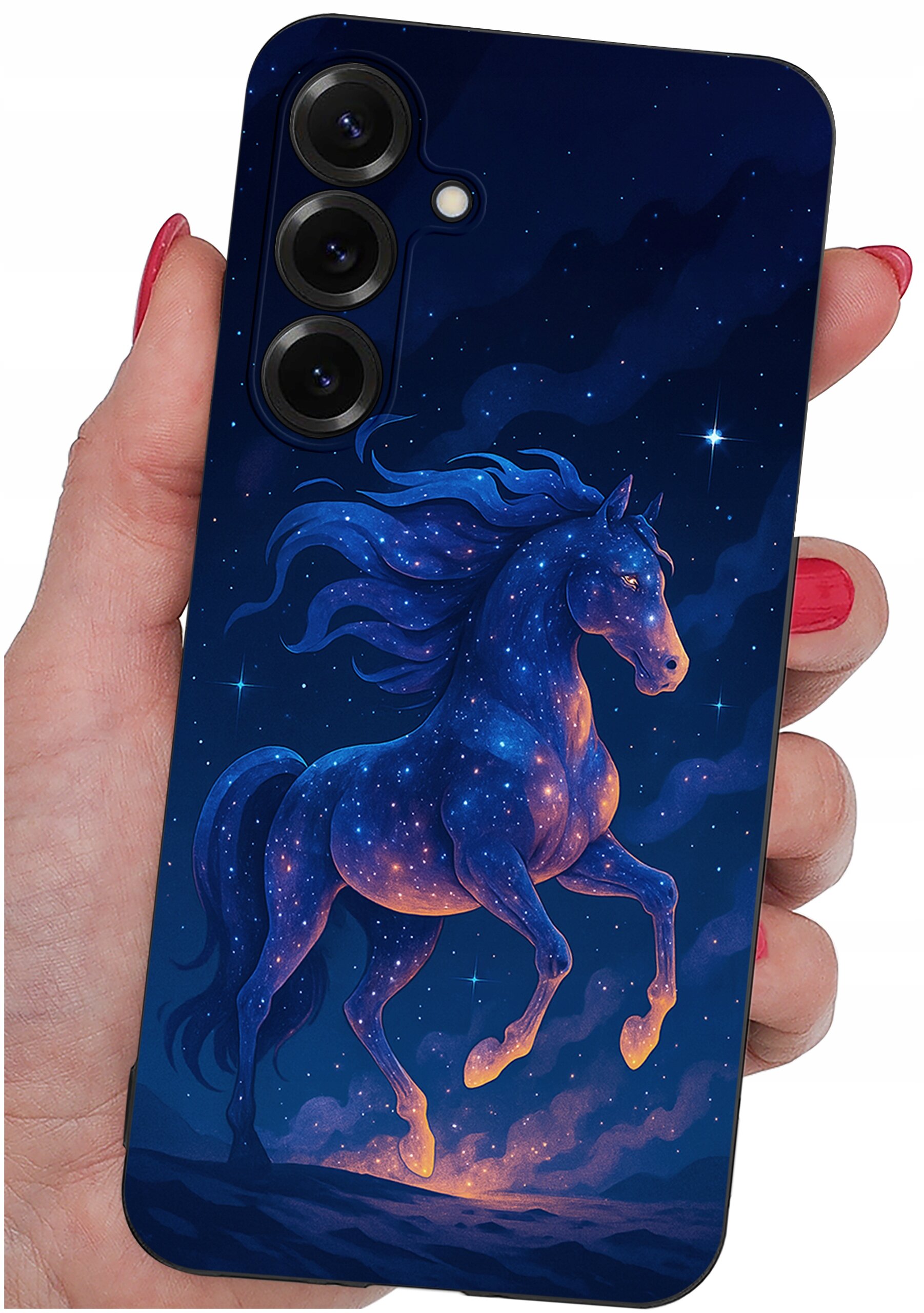 Etui na telefon z motywem galopującego konia na tle gwiaździstego nieba, trzymane w dłoni. Etui ma trzy otwory na aparaty fotograficzne.