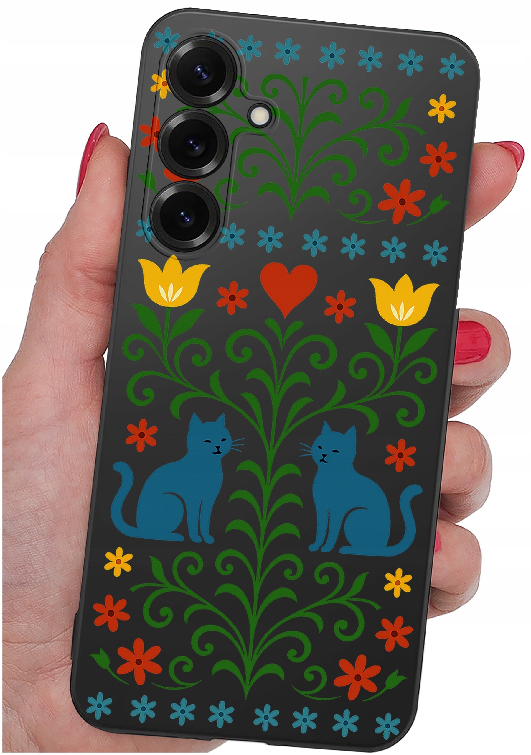 Etui na telefon z kolorowym wzorem przedstawiającym dwa niebieskie koty, kwiaty i serce na ciemnym tle, trzymane w dłoni z czerwonym lakierem na paznokciach.
