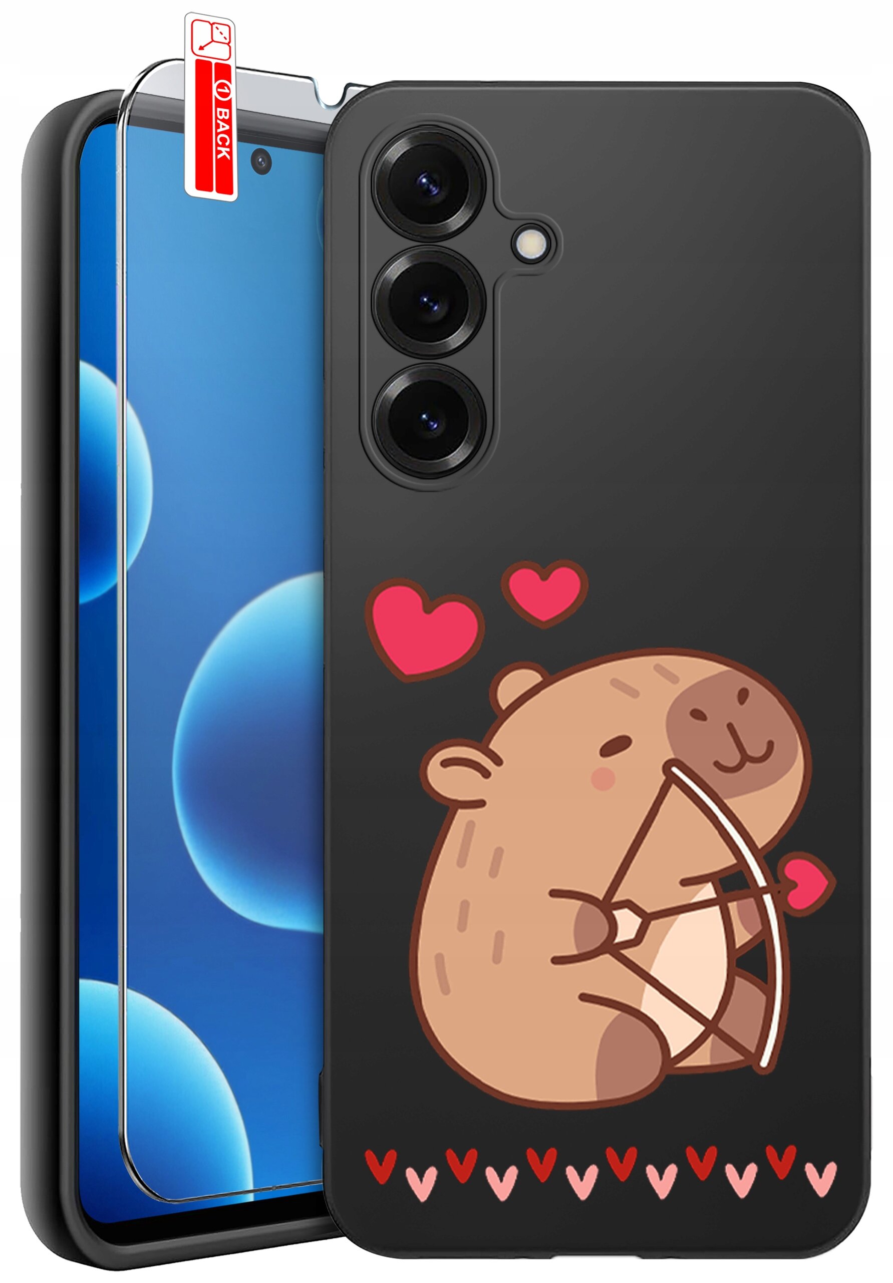 Na obrazie widoczne jest czarne etui na telefon z rysunkiem uroczego zwierzątka trzymającego łuk oraz czerwonymi serduszkami wokół. Obok etui znajduje się szkło ochronne z naklejką \'BACK\'.