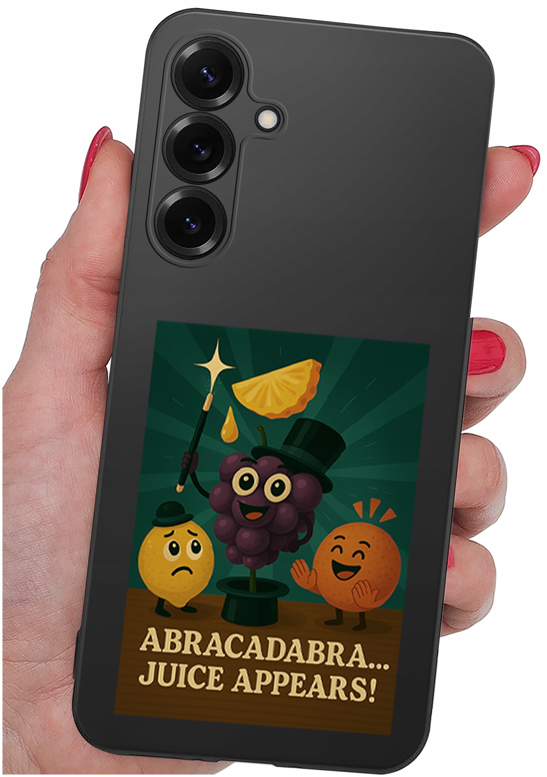 Osoba trzyma telefon z czarnym etui, na którym znajduje się kolorowa grafika z owocami i napisem \'ABRACADABRA... JUICE APPEARS!\'.
