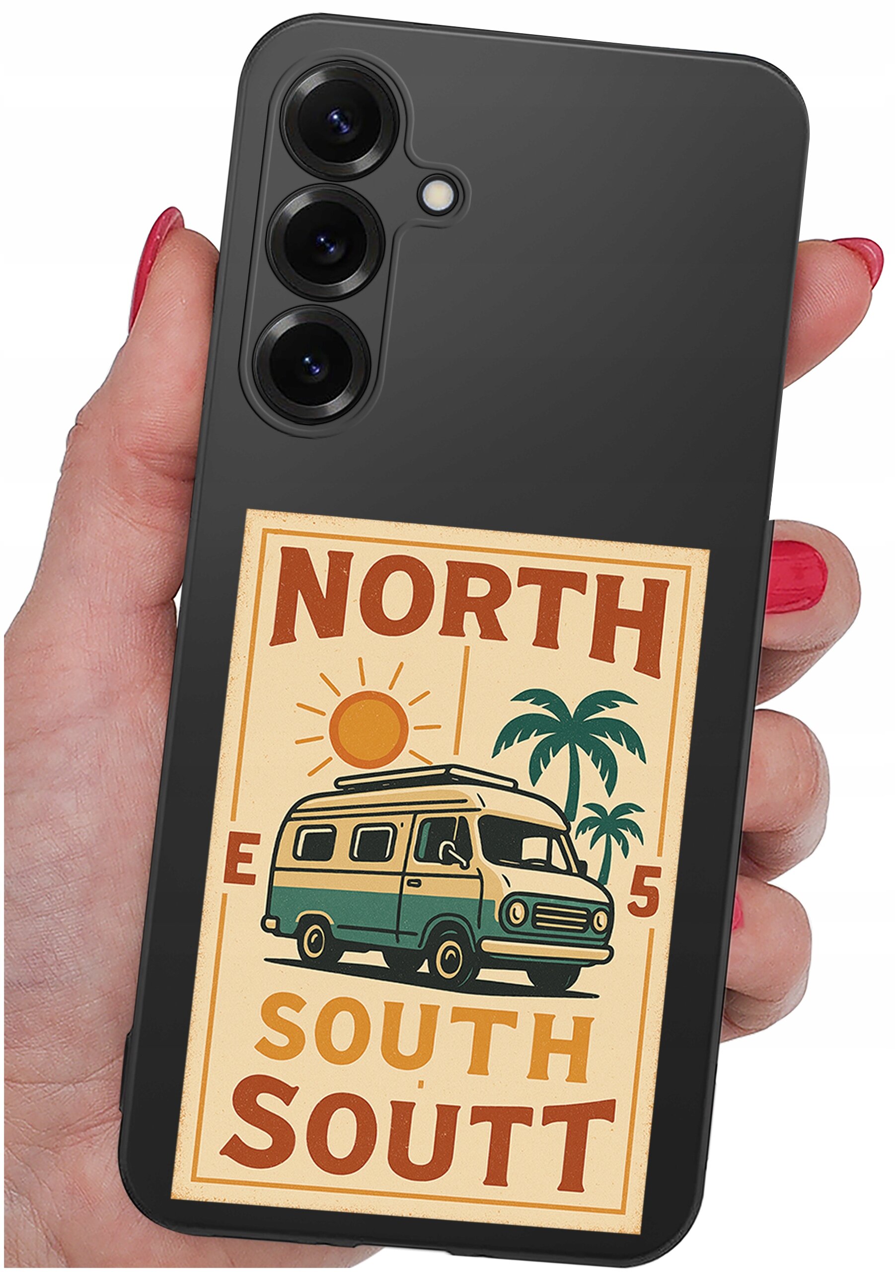 Czarna obudowa telefonu z trzema aparatami, trzymana w dłoni z czerwonymi paznokciami. Na obudowie znajduje się grafika z napisem \'NORTH SOUTH SOUTT\', przedstawiająca samochód kempingowy, słońce i palmę.