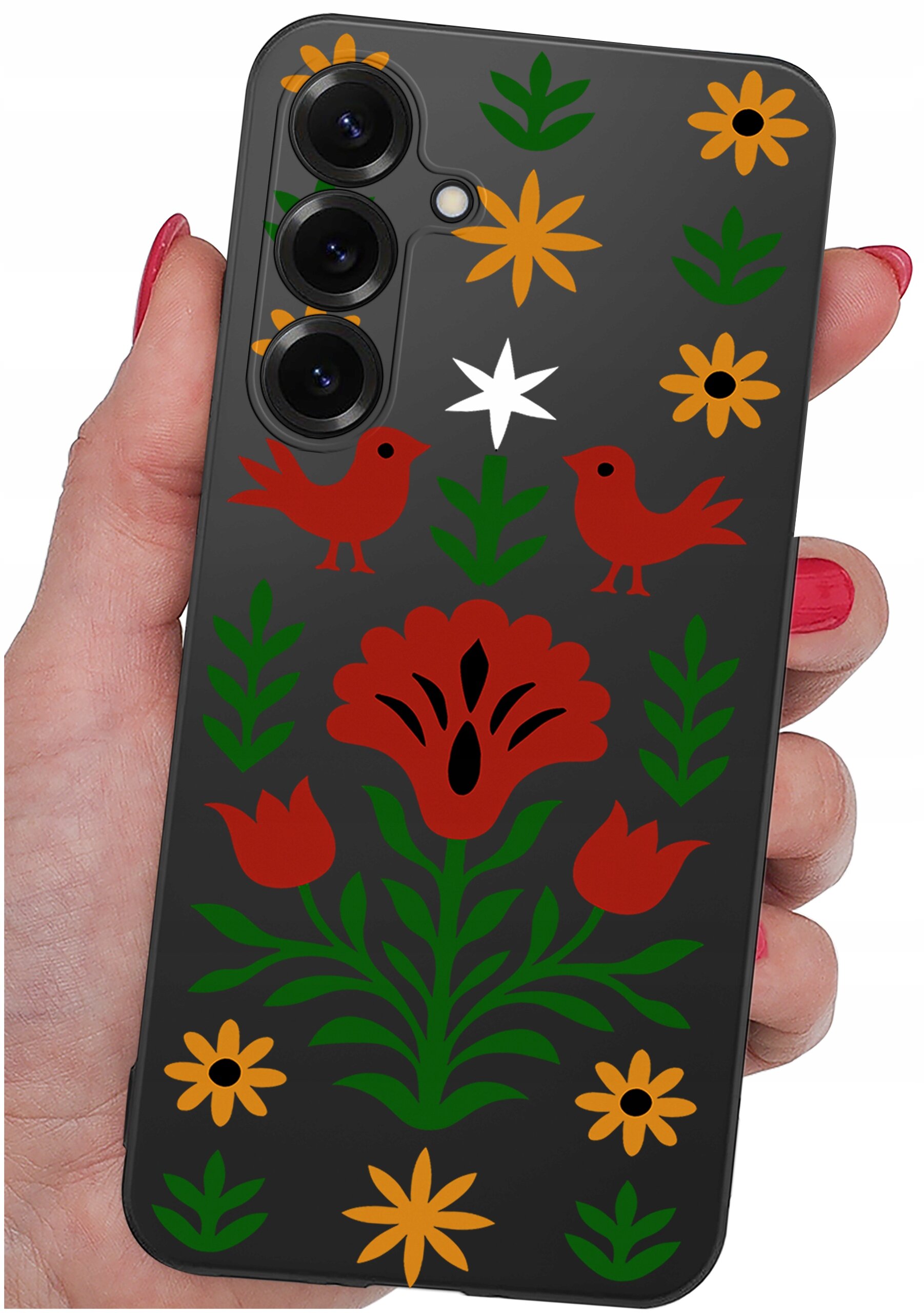 Etui na telefon z kolorowym wzorem przedstawiającym czerwone ptaki, kwiaty i zielone liście na ciemnym tle. Etui jest trzymane w dłoni z pomalowanymi na czerwono paznokciami.