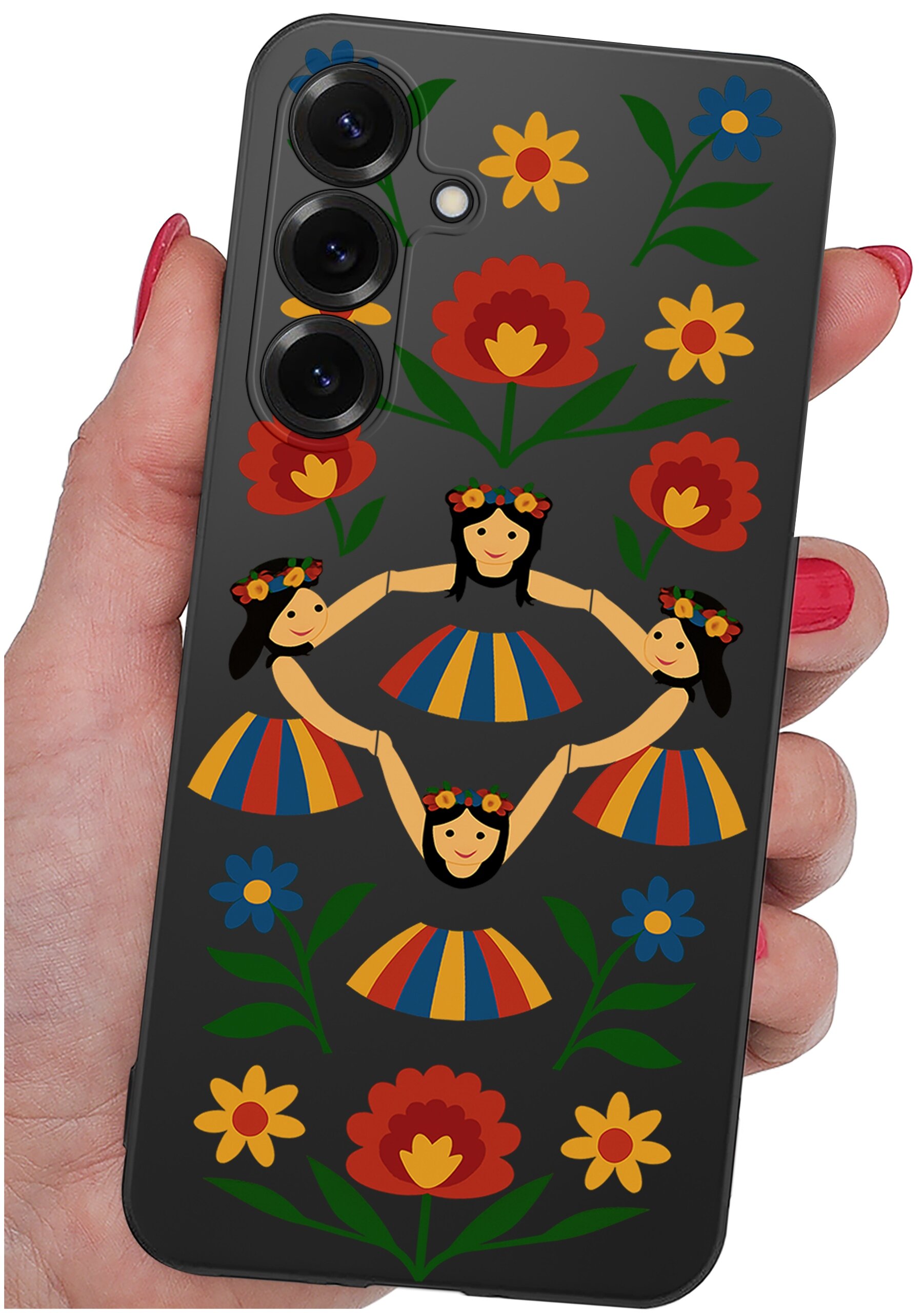 Etui na telefon z kolorowym wzorem przedstawiającym postacie w strojach ludowych i kwiaty. Etui jest trzymane w dłoni z pomalowanymi na czerwono paznokciami.