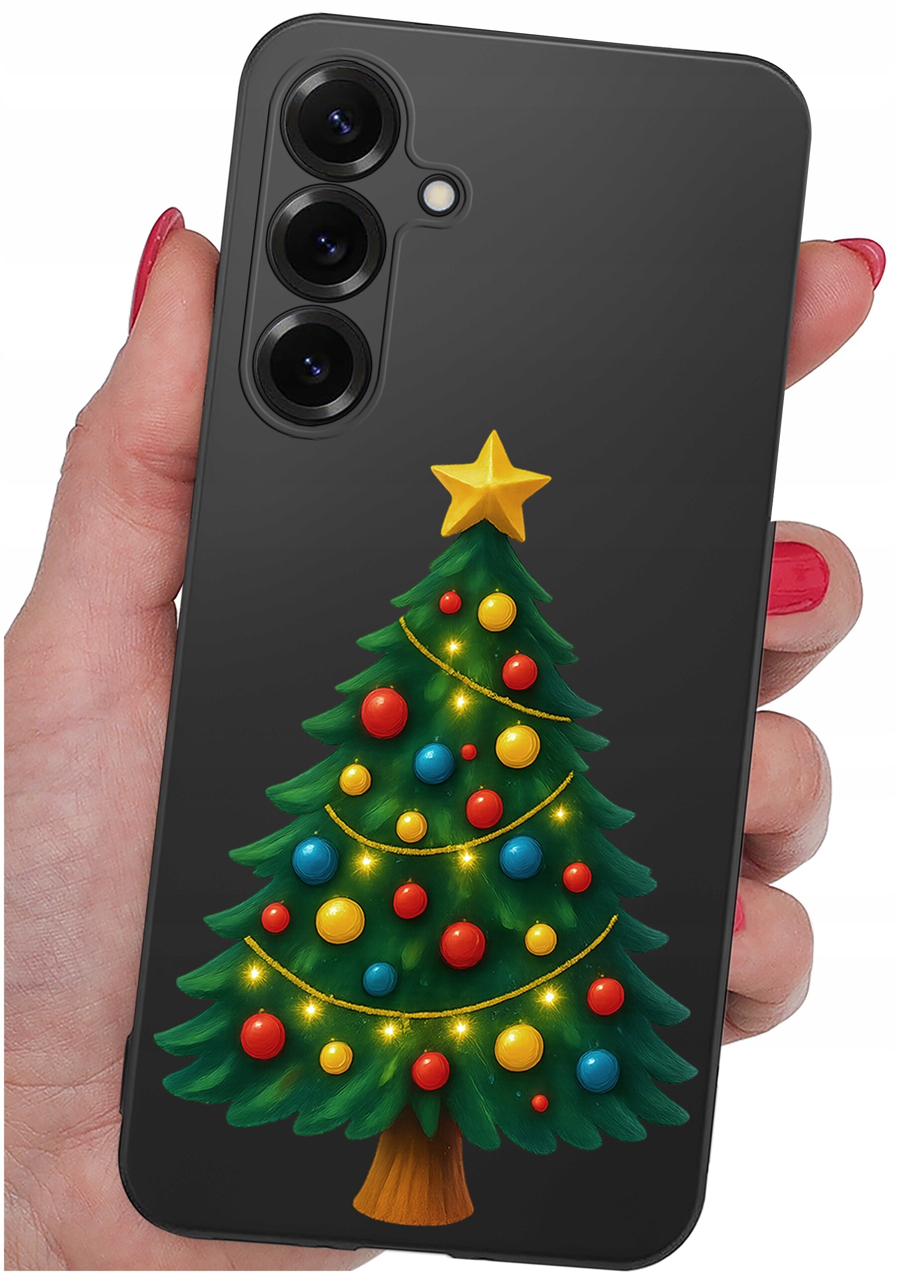 Etui na telefon z motywem choinki ozdobionej kolorowymi bombkami i żółtą gwiazdą na szczycie. Etui trzymane jest w dłoni z pomalowanymi na czerwono paznokciami.