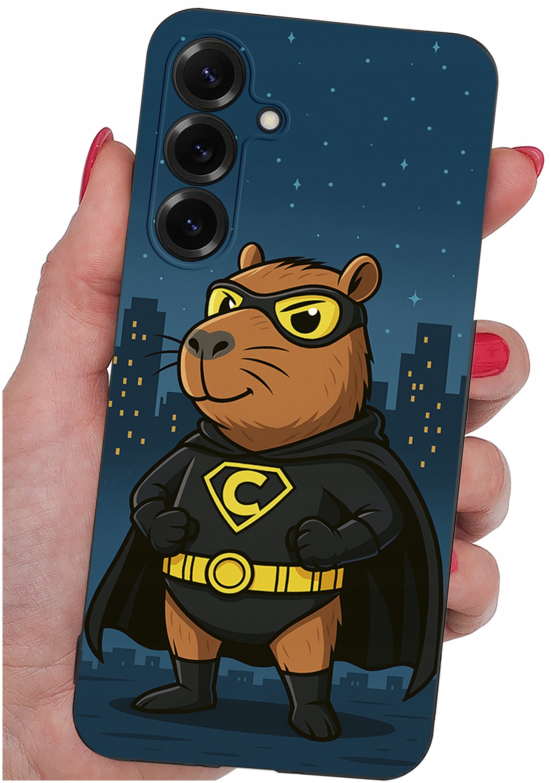 Etui na telefon z nadrukiem superbohatera w postaci zwierzęcia w masce i pelerynie, na tle nocnego miasta. Etui trzymane jest w dłoni z pomalowanymi na czerwono paznokciami.