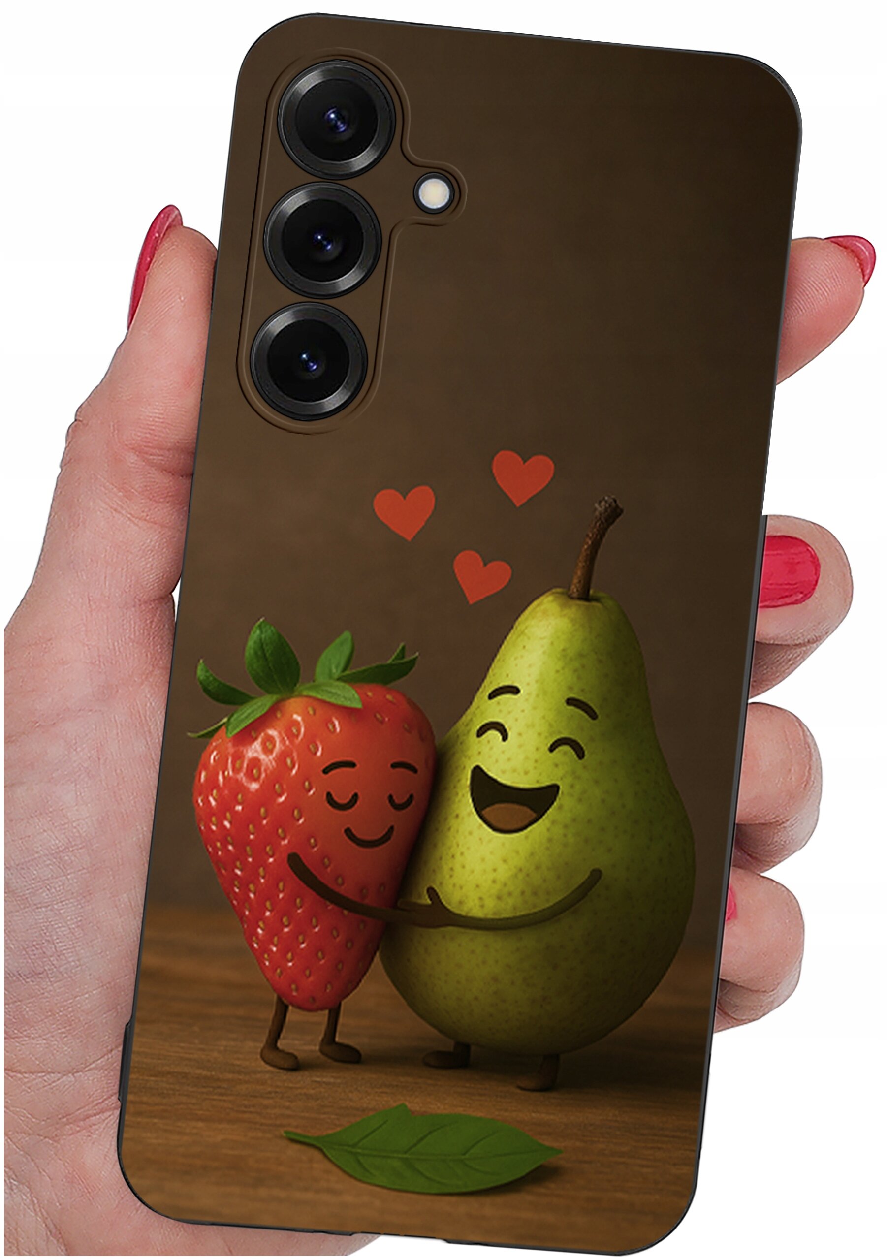 Etui na telefon z grafiką przedstawiającą uśmiechniętą truskawkę i gruszkę przytulające się, z trzema czerwonymi serduszkami nad nimi. Etui jest trzymane w dłoni z pomalowanymi na czerwono paznokciami.