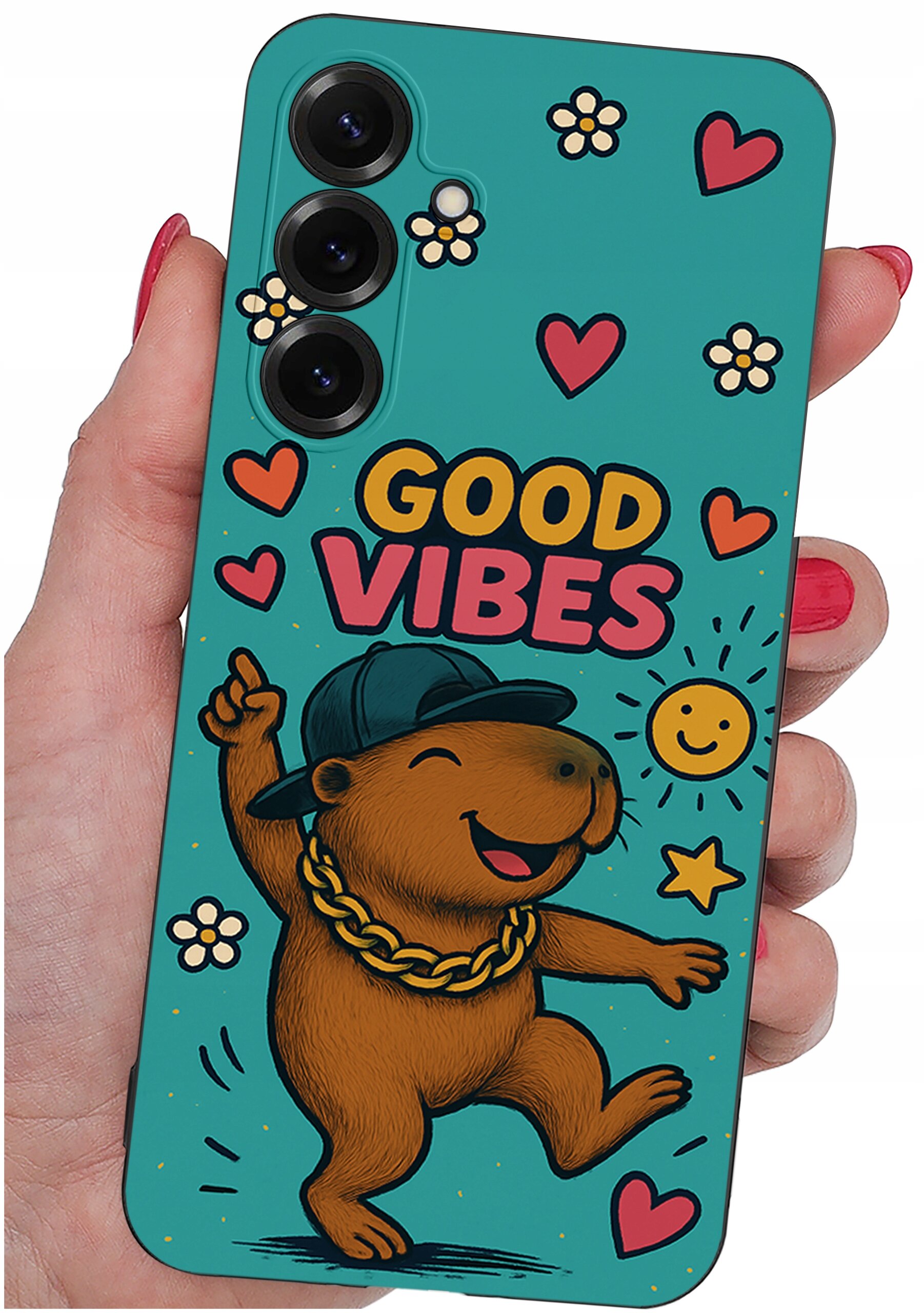 Etui na telefon z grafiką przedstawiającą uśmiechniętego zwierzaka w czapce i łańcuchu, otoczonego sercami, kwiatkami i napisem \'GOOD VIBES\'.