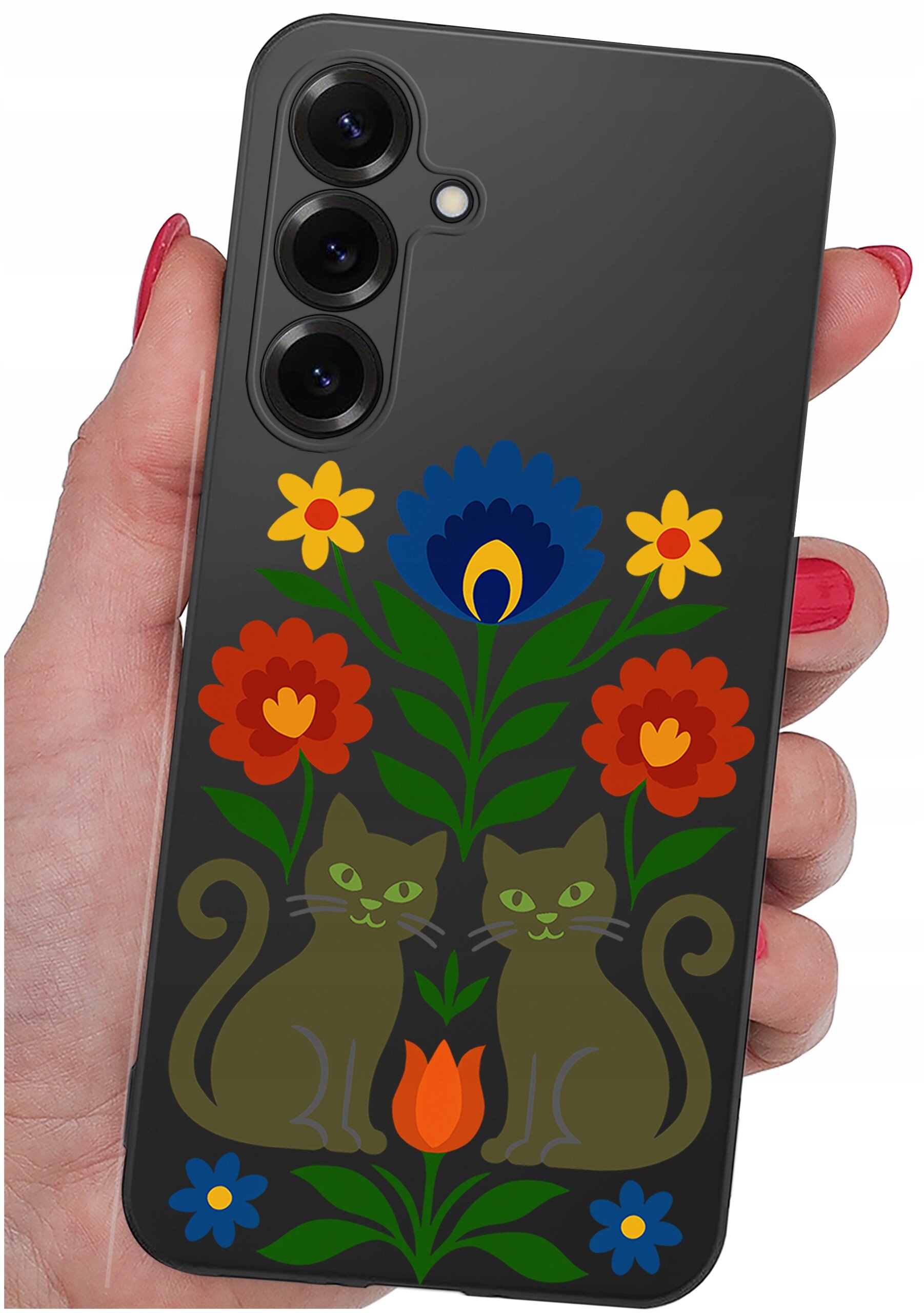 Etui na telefon z motywem dwóch kotów otoczonych kolorowymi kwiatami w stylu folkowym. Etui jest trzymane w dłoni z pomalowanymi na czerwono paznokciami.
