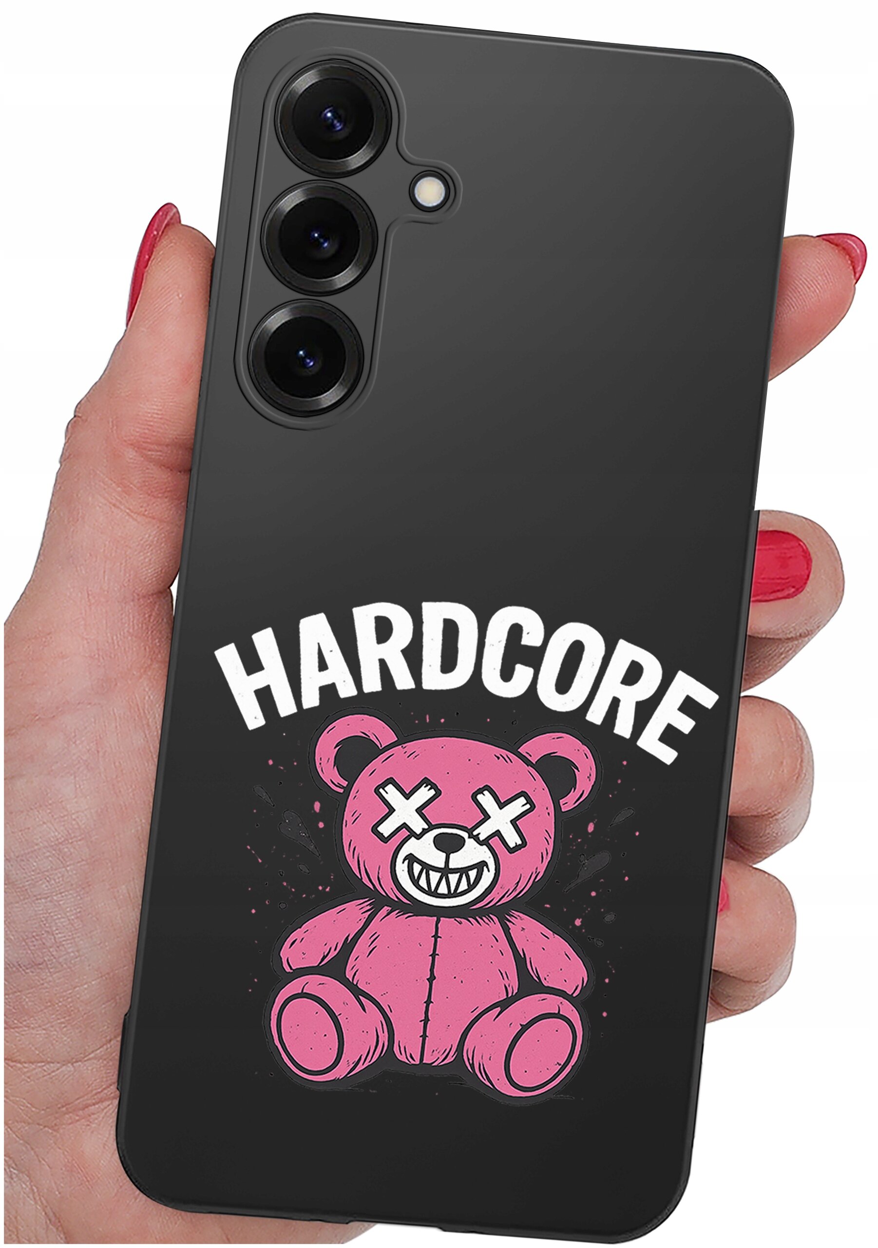 Czarna obudowa telefonu z nadrukiem różowego misia z krzyżykami na oczach i napisem \'HARDCORE\'. Obudowa jest trzymana w dłoni z pomalowanymi na czerwono paznokciami.