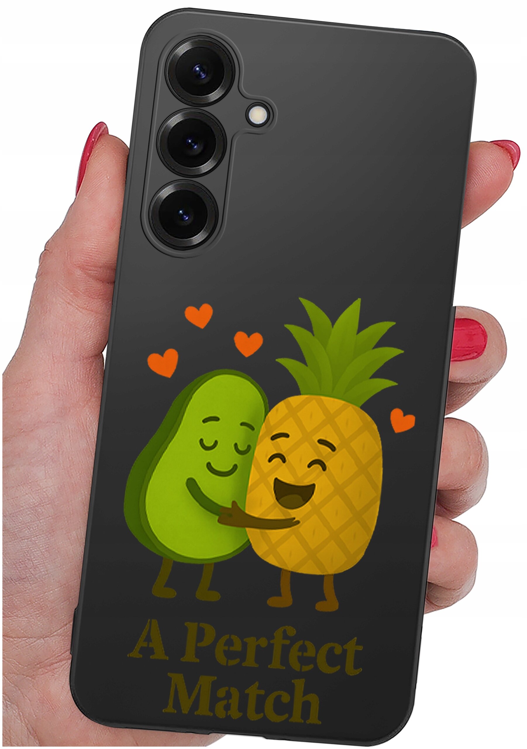 Etui na telefon z grafiką przedstawiającą uśmiechnięte awokado i ananasa przytulające się, otoczone pomarańczowymi serduszkami. Na dole widnieje napis \'A Perfect Match\'.