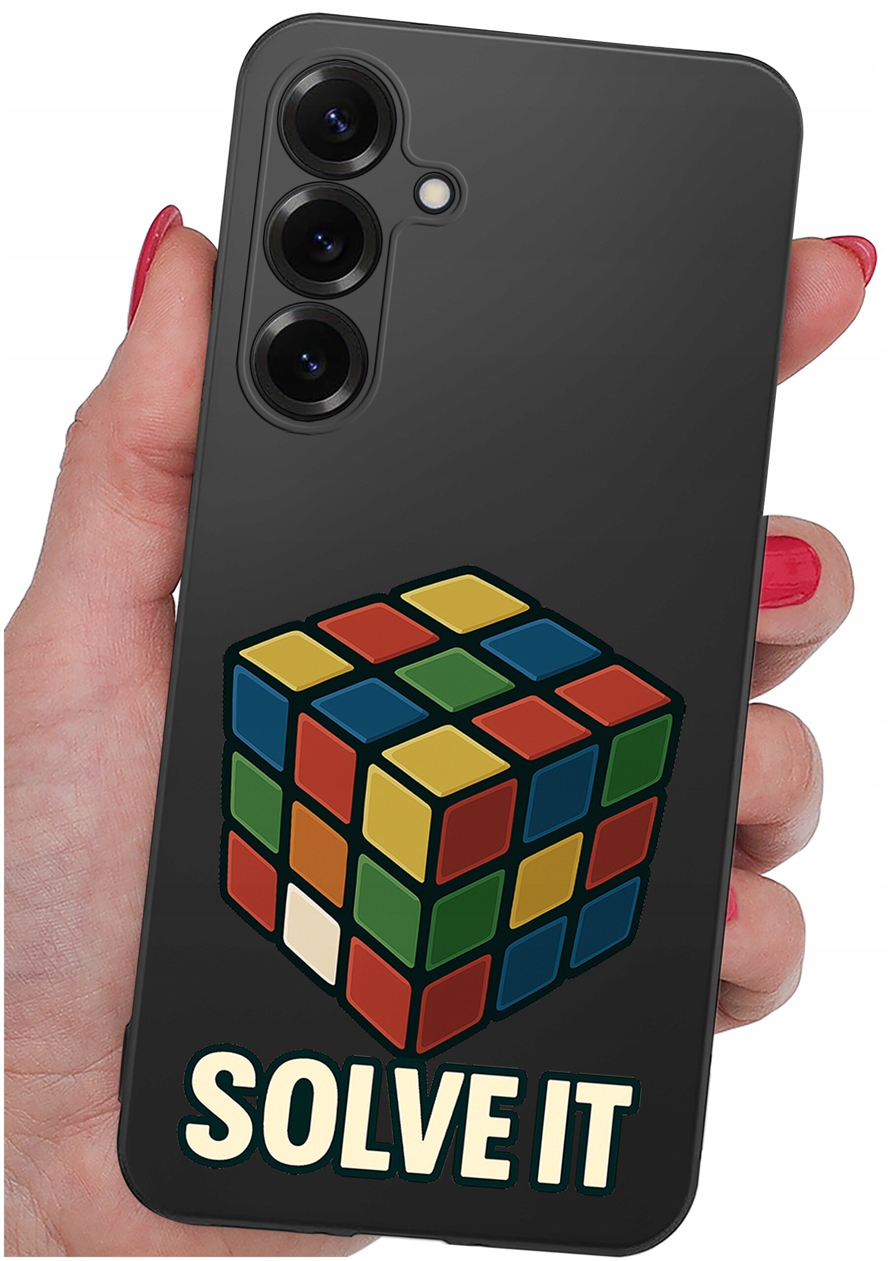 Czarna obudowa telefonu z nadrukiem kolorowej kostki Rubika i napisem \'SOLVE IT\'.