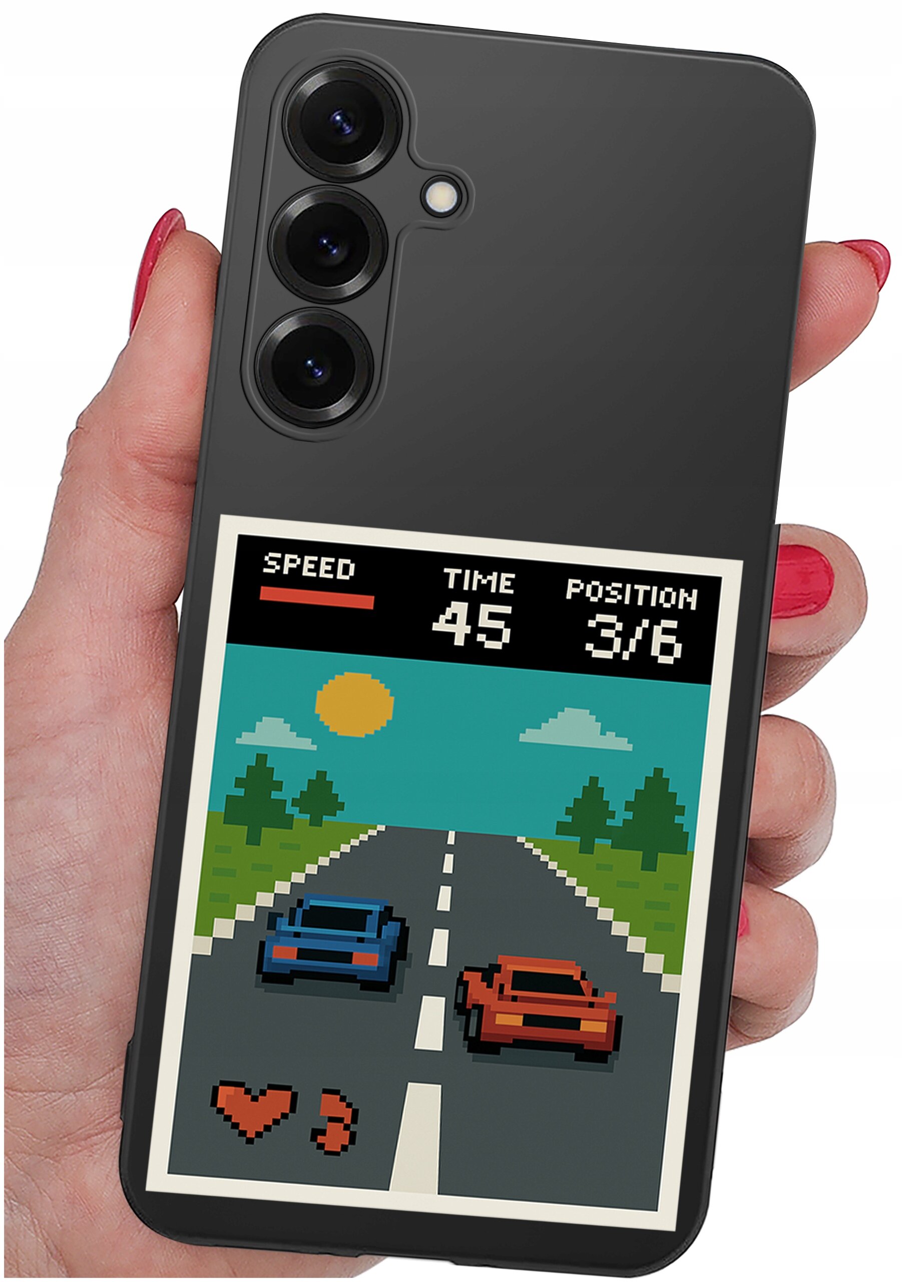 Etui na telefon z grafiką w stylu retro przedstawiającą wyścig samochodowy z widocznymi dwiema autami na drodze. Na górze grafiki widnieją napisy: \'SPEED\', \'TIME 45\', \'POSITION 3/6\'.