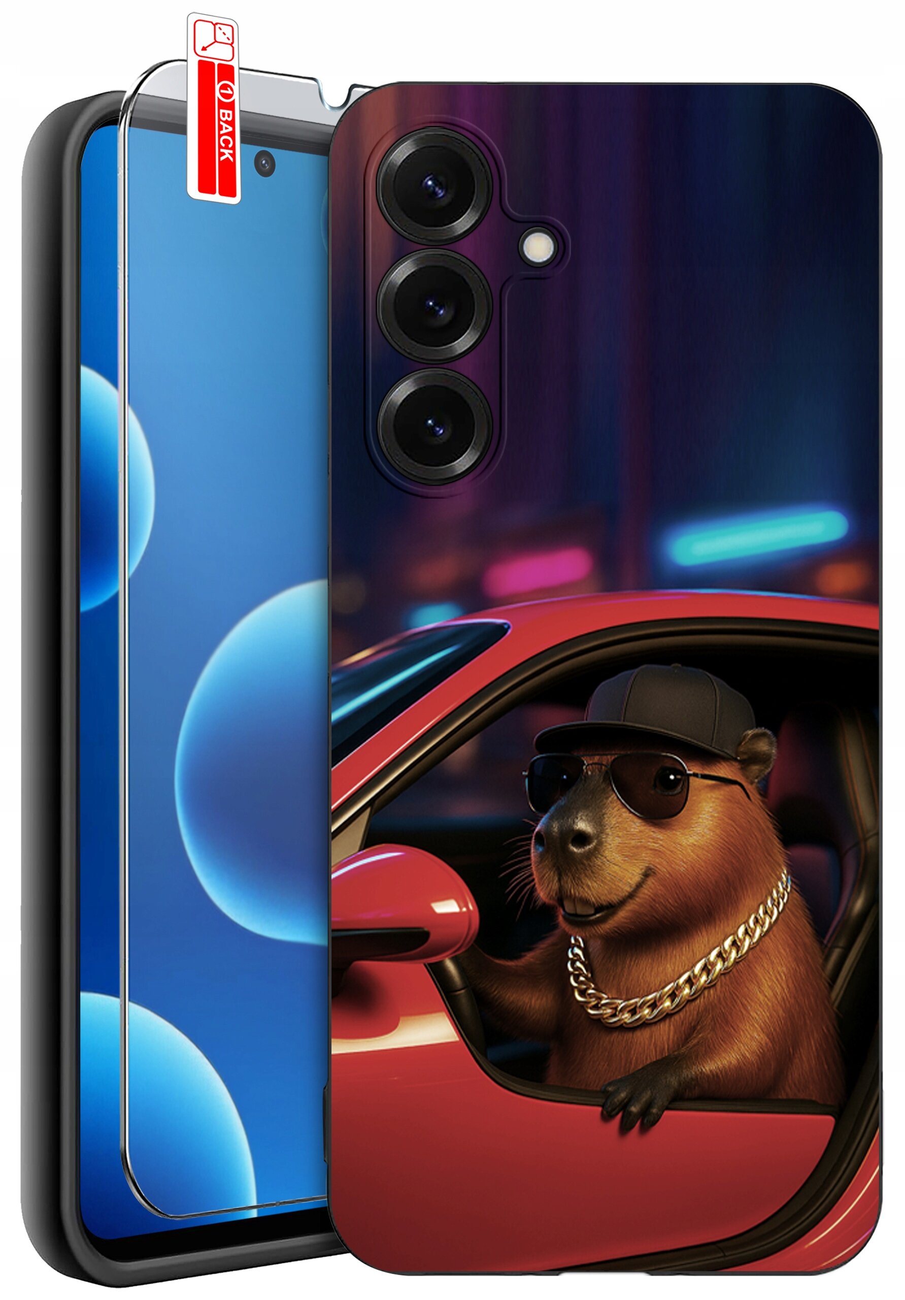 Etui na telefon z nadrukiem kapibary w okularach przeciwsłonecznych i czapce, siedzącej w czerwonym samochodzie. Obok etui znajduje się szkło ochronne z napisem \'BACK\'.