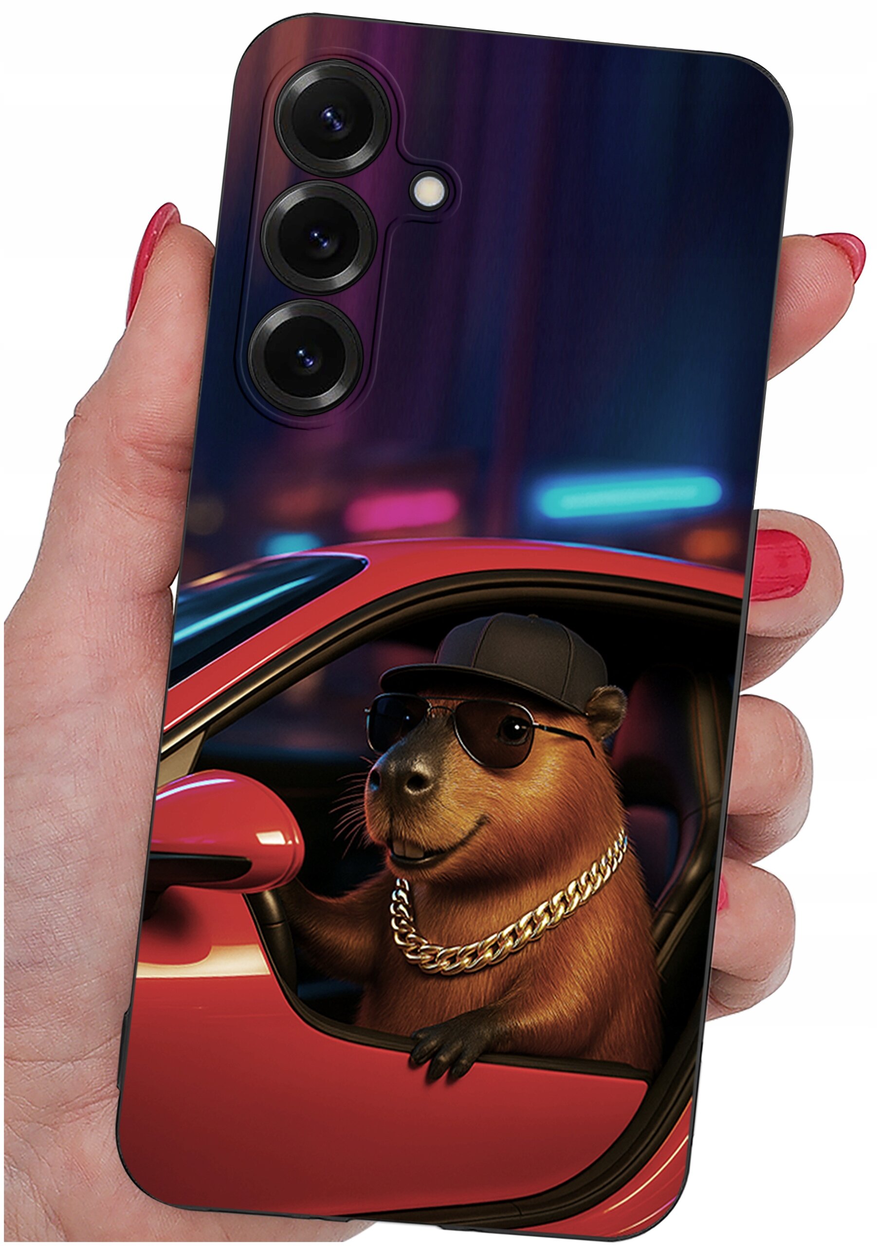Etui na telefon z grafiką przedstawiającą zwierzę w okularach przeciwsłonecznych i czapce, siedzące w czerwonym samochodzie. W tle widoczne są rozmyte, kolorowe światła.